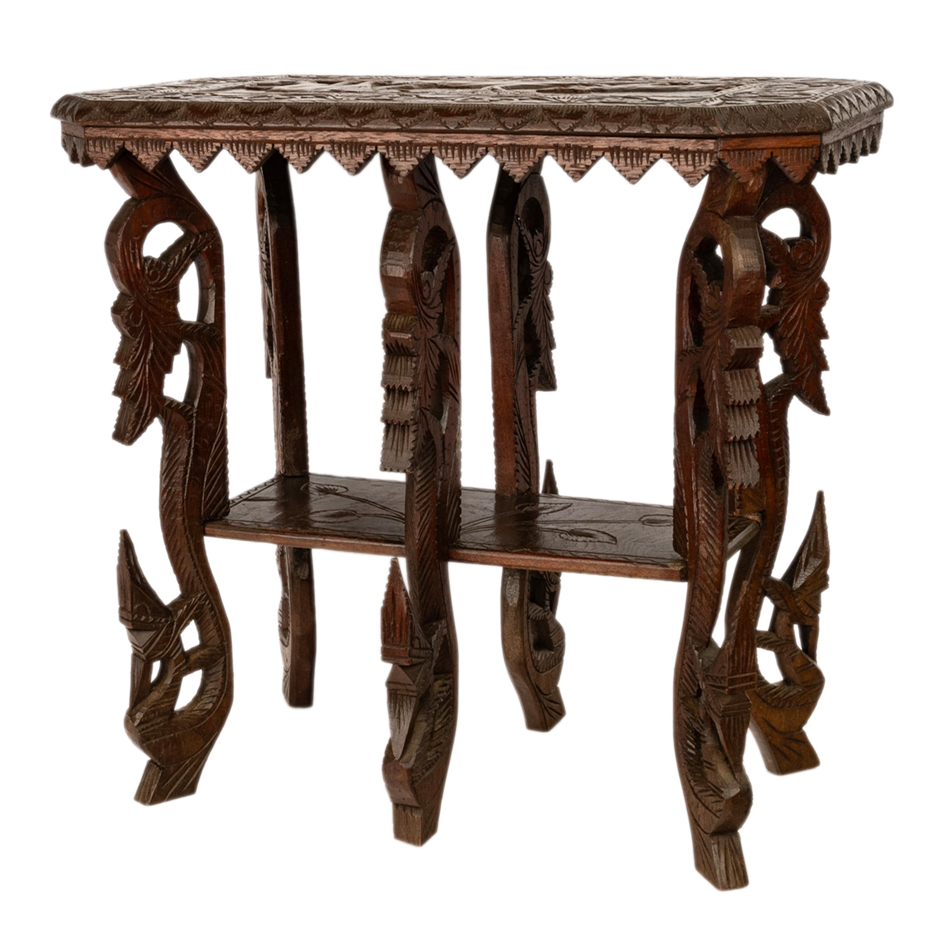 Ancienne table d'appoint anglo-indienne sculptée en bois de rose à six pieds, tigre d'éléphant, 1900 en vente 1