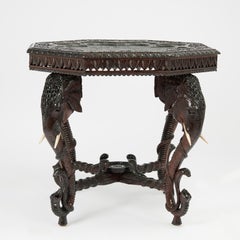 Antiker anglo-indischer geschnitzter Tisch mit Elefanten