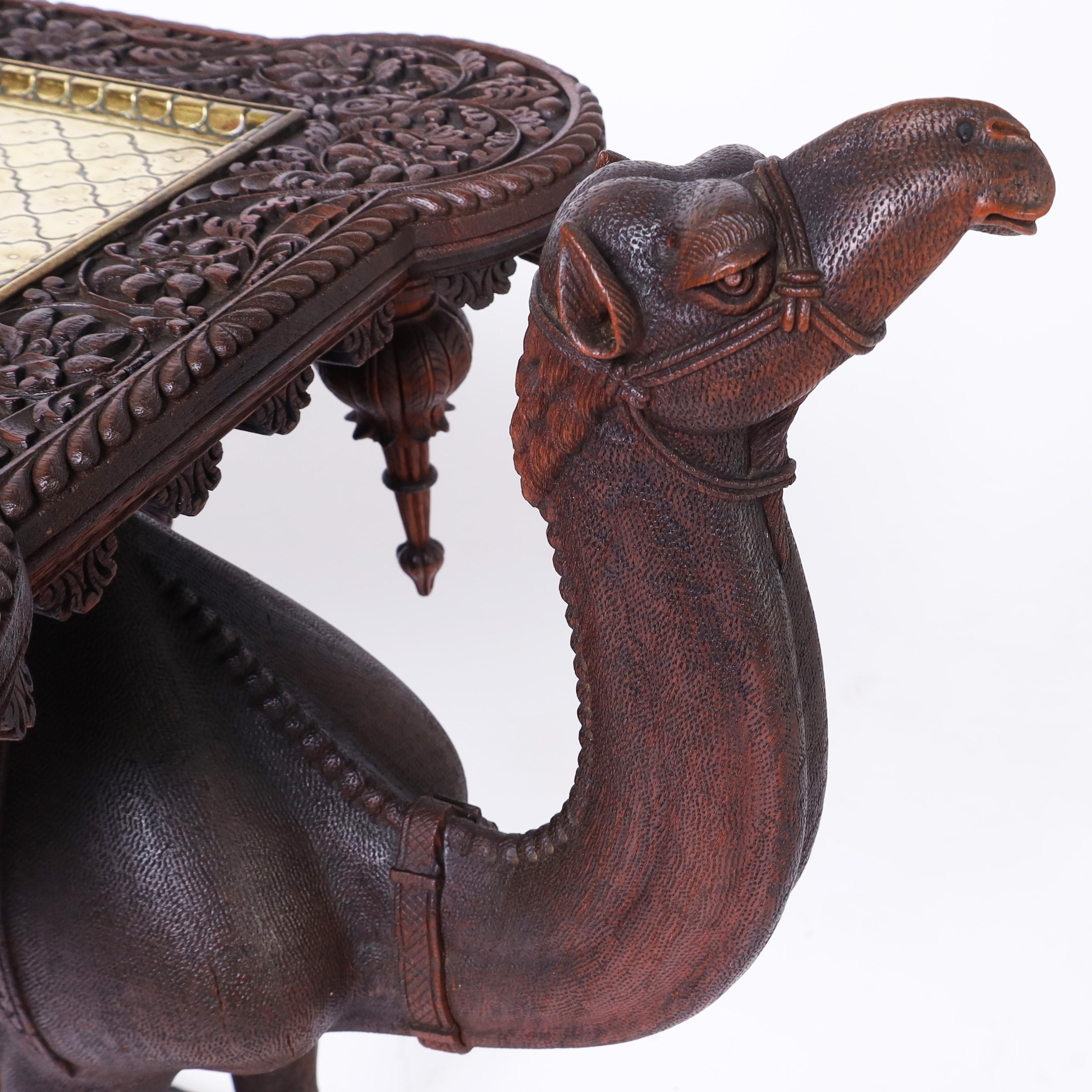 XIXe siècle Ancienne table ou stand pour chameaux en bois sculpté des Antiquités indiennes en vente