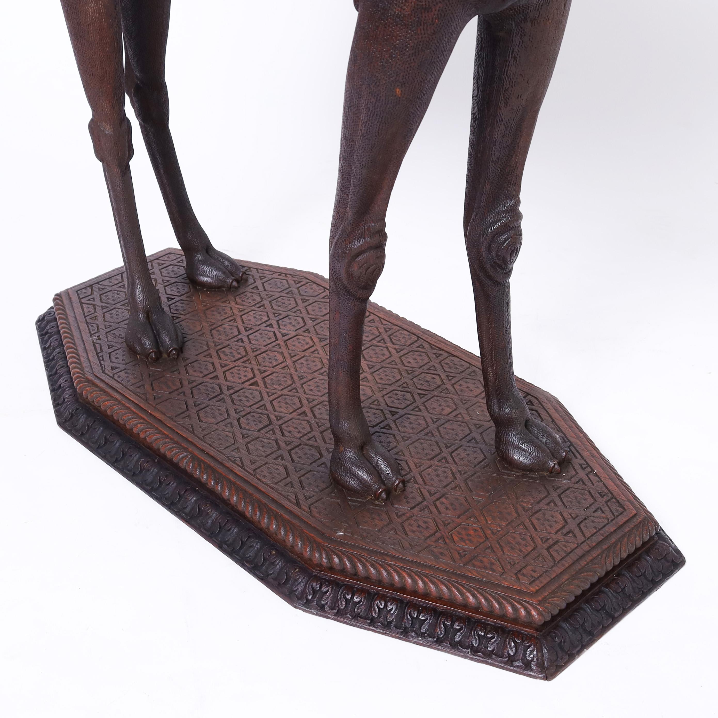 Ancienne table ou stand pour chameaux en bois sculpté des Antiquités indiennes en vente 1
