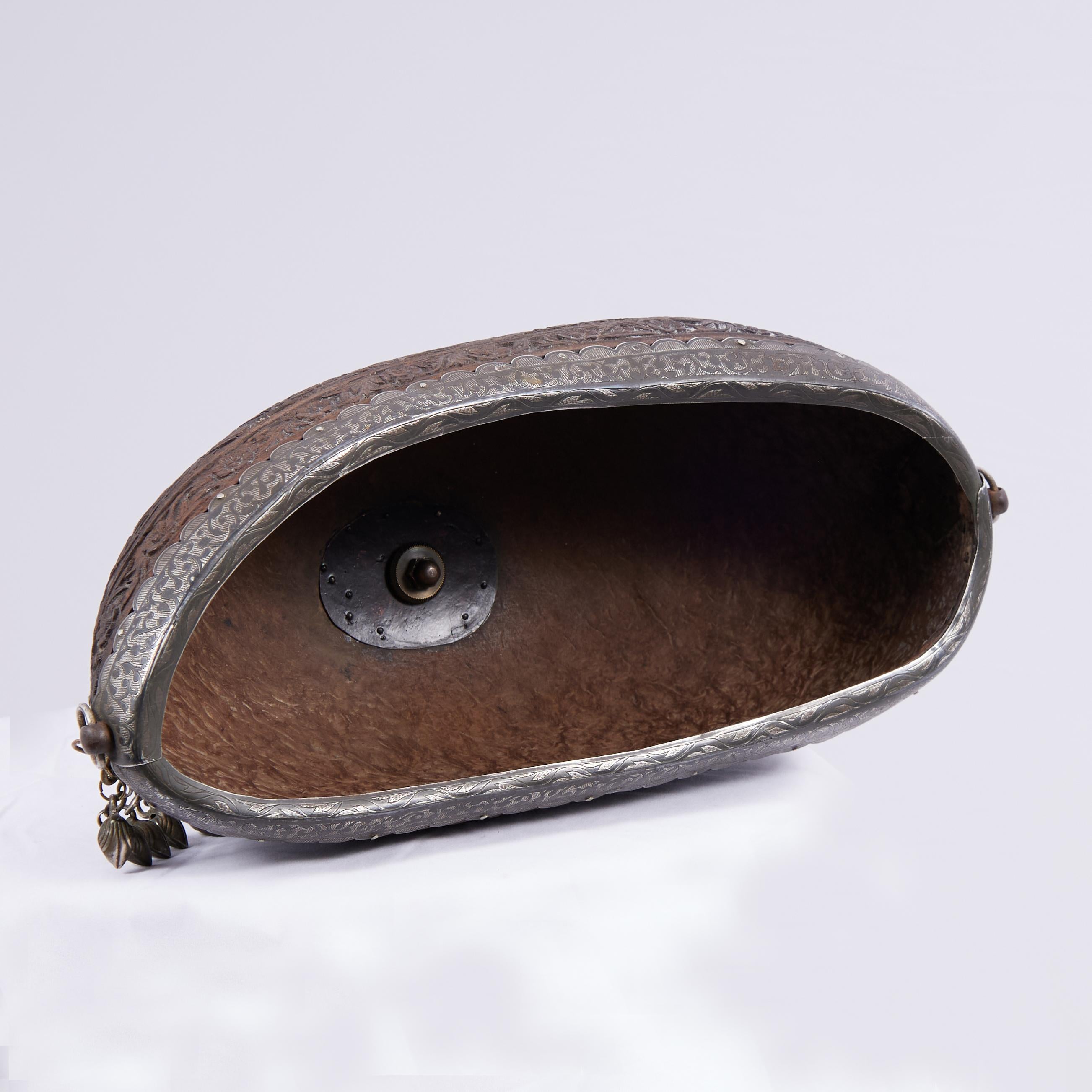 XX secolo Antica ciotola con piede in Coco de Mer anglo-indiano in vendita