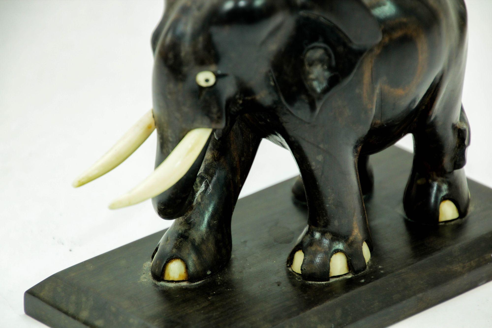 Sculpture ancienne en bois d'ébène sculptée à la main par un éléphant indien sur Stand en vente 2