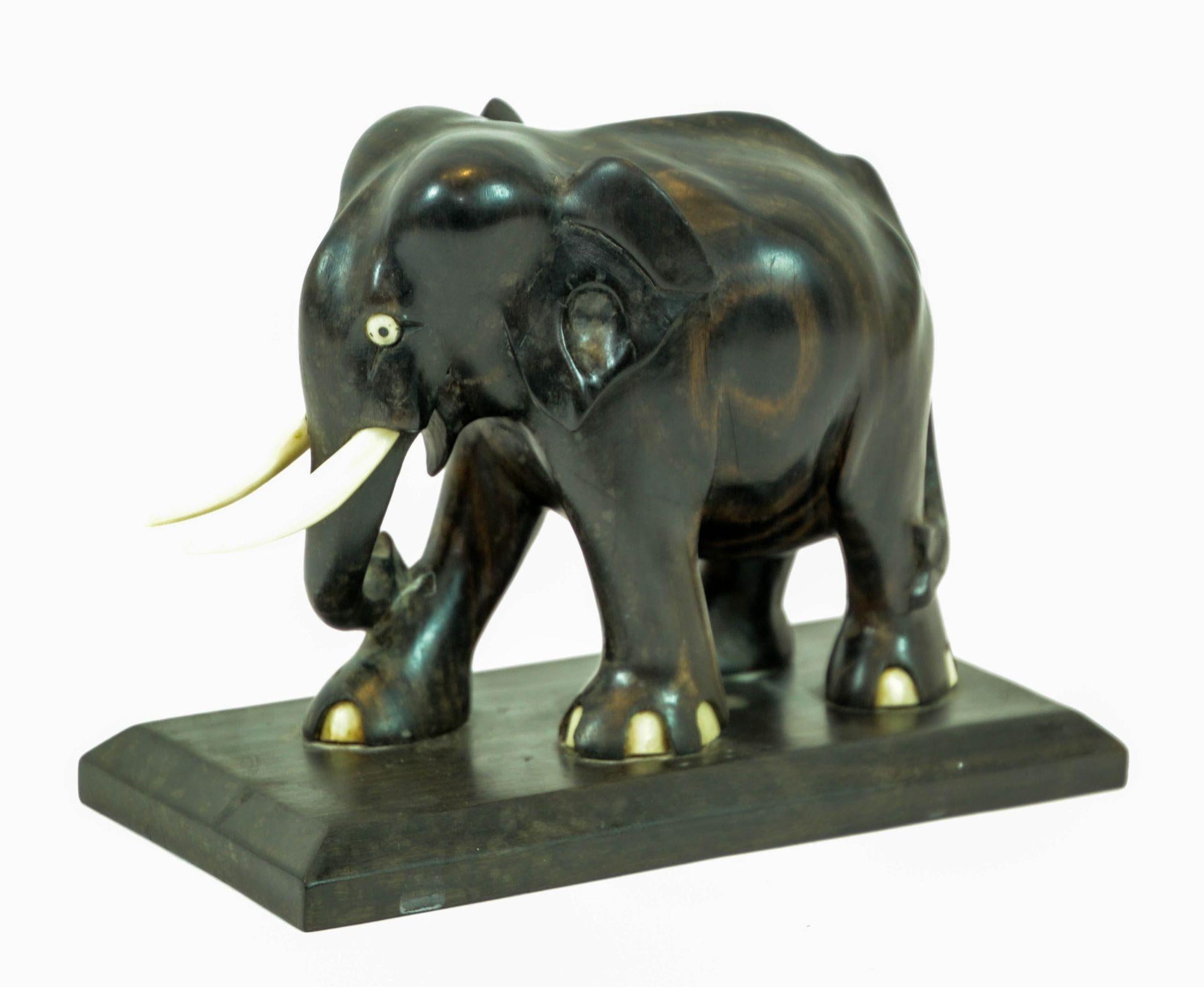 Sculpture ancienne en bois d'ébène sculptée à la main par un éléphant indien sur Stand en vente 3