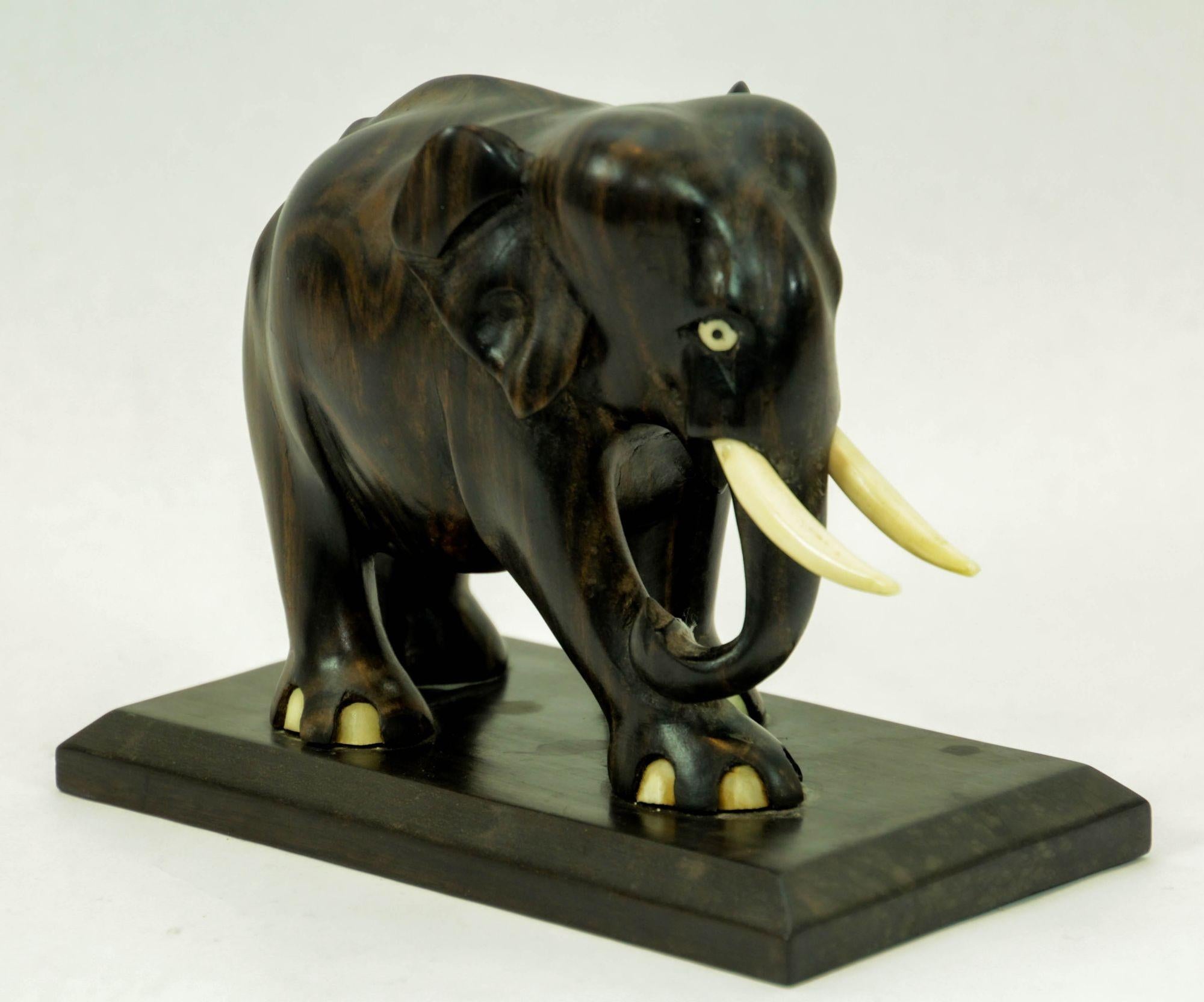 Sculpture ancienne en bois d'ébène sculptée à la main d'un éléphant anglo-indien sur pied.
Précieuse sculpture d'éléphant anglo-indienne en bois noir ébonisé, sculptée à la main.
Il s'agit d'un éléphant porte-bonheur en bois d'ébène sculpté à la
