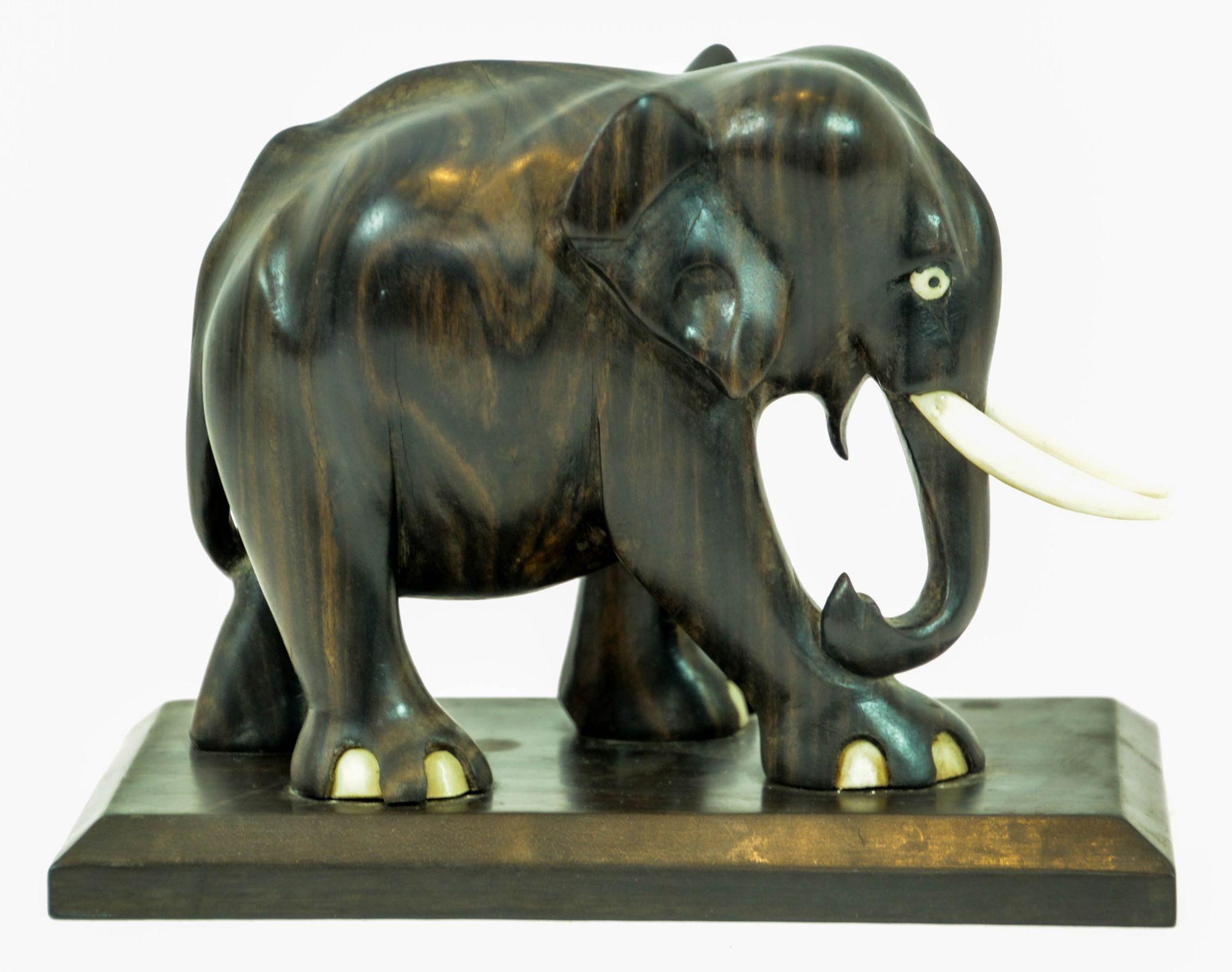 Anglo-indien Sculpture ancienne en bois d'ébène sculptée à la main par un éléphant indien sur Stand en vente