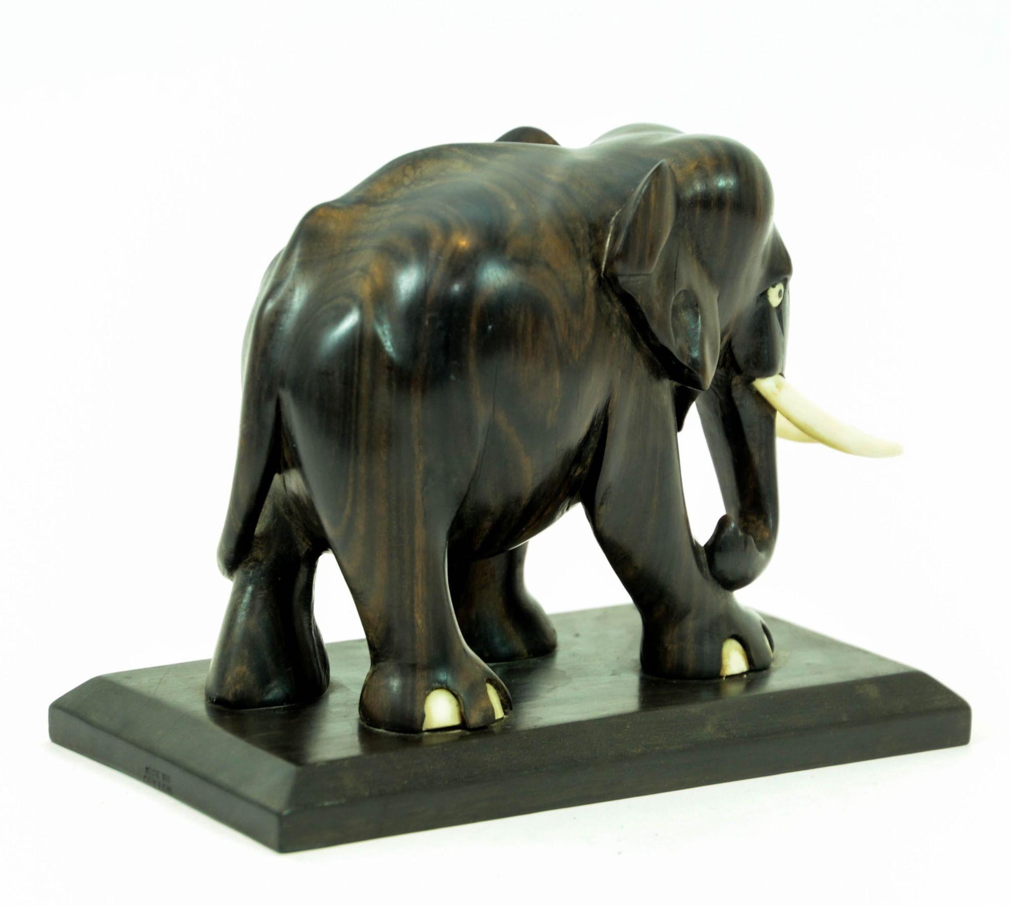Sri-Lankais Sculpture ancienne en bois d'ébène sculptée à la main par un éléphant indien sur Stand en vente