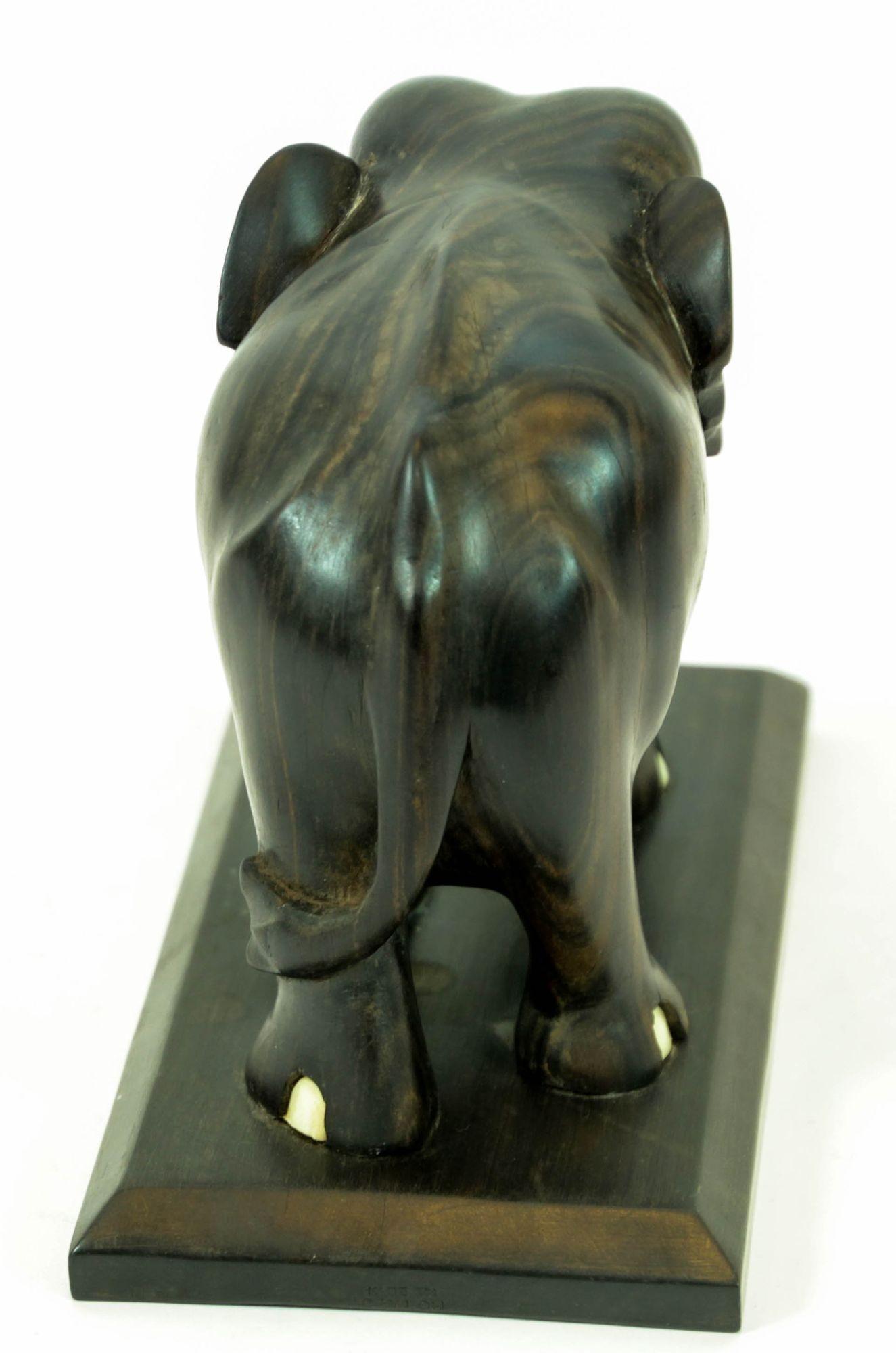 Sculpté à la main Sculpture ancienne en bois d'ébène sculptée à la main par un éléphant indien sur Stand en vente
