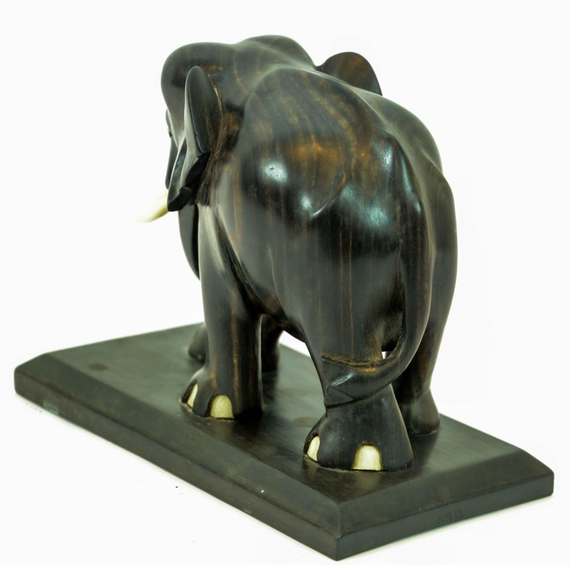 Sculpture ancienne en bois d'ébène sculptée à la main par un éléphant indien sur Stand Bon état - En vente à North Hollywood, CA
