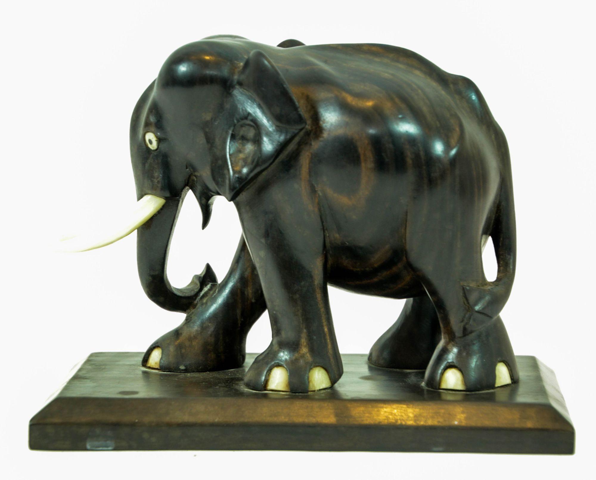 20ième siècle Sculpture ancienne en bois d'ébène sculptée à la main par un éléphant indien sur Stand en vente