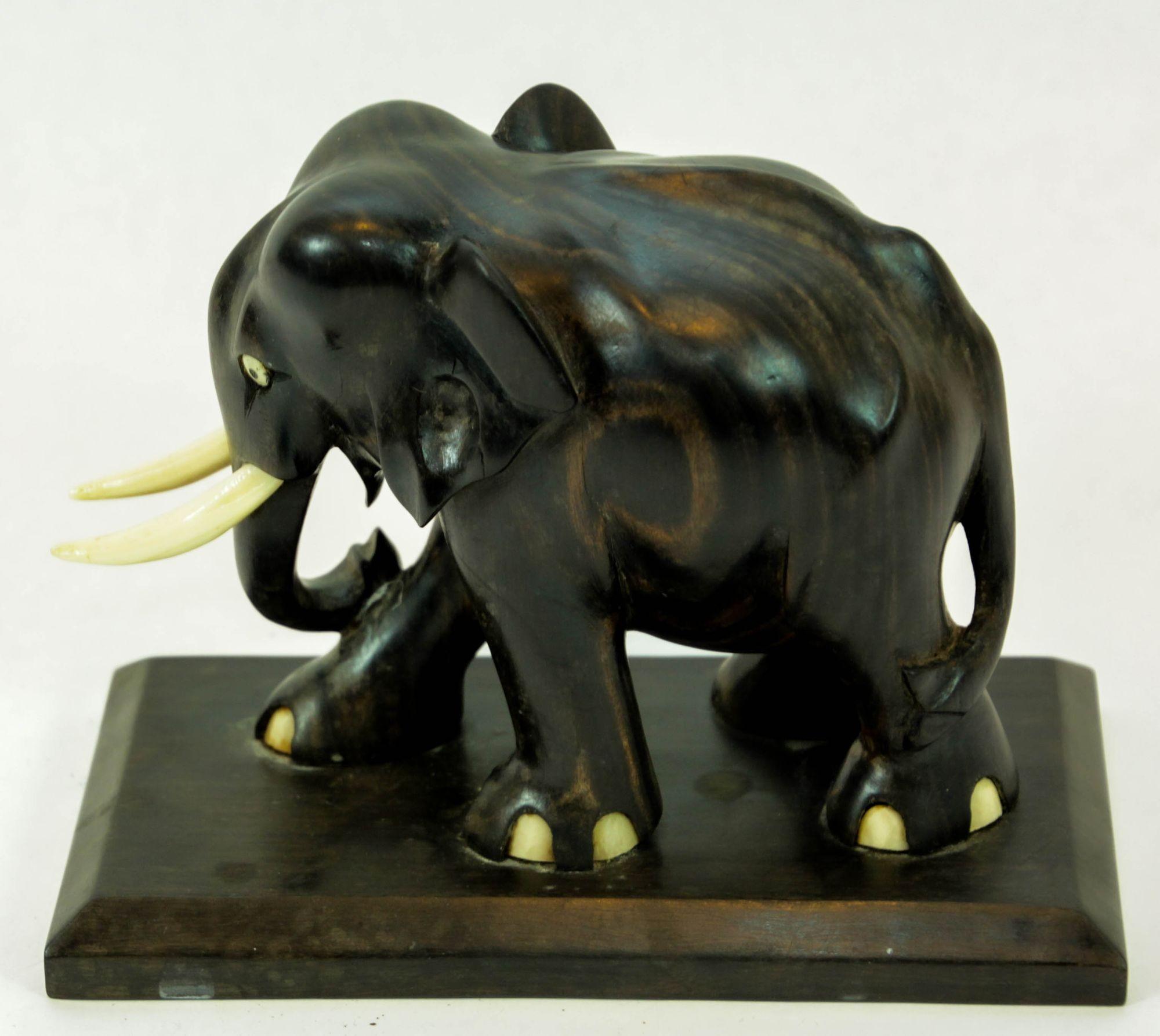 Bois Sculpture ancienne en bois d'ébène sculptée à la main par un éléphant indien sur Stand en vente