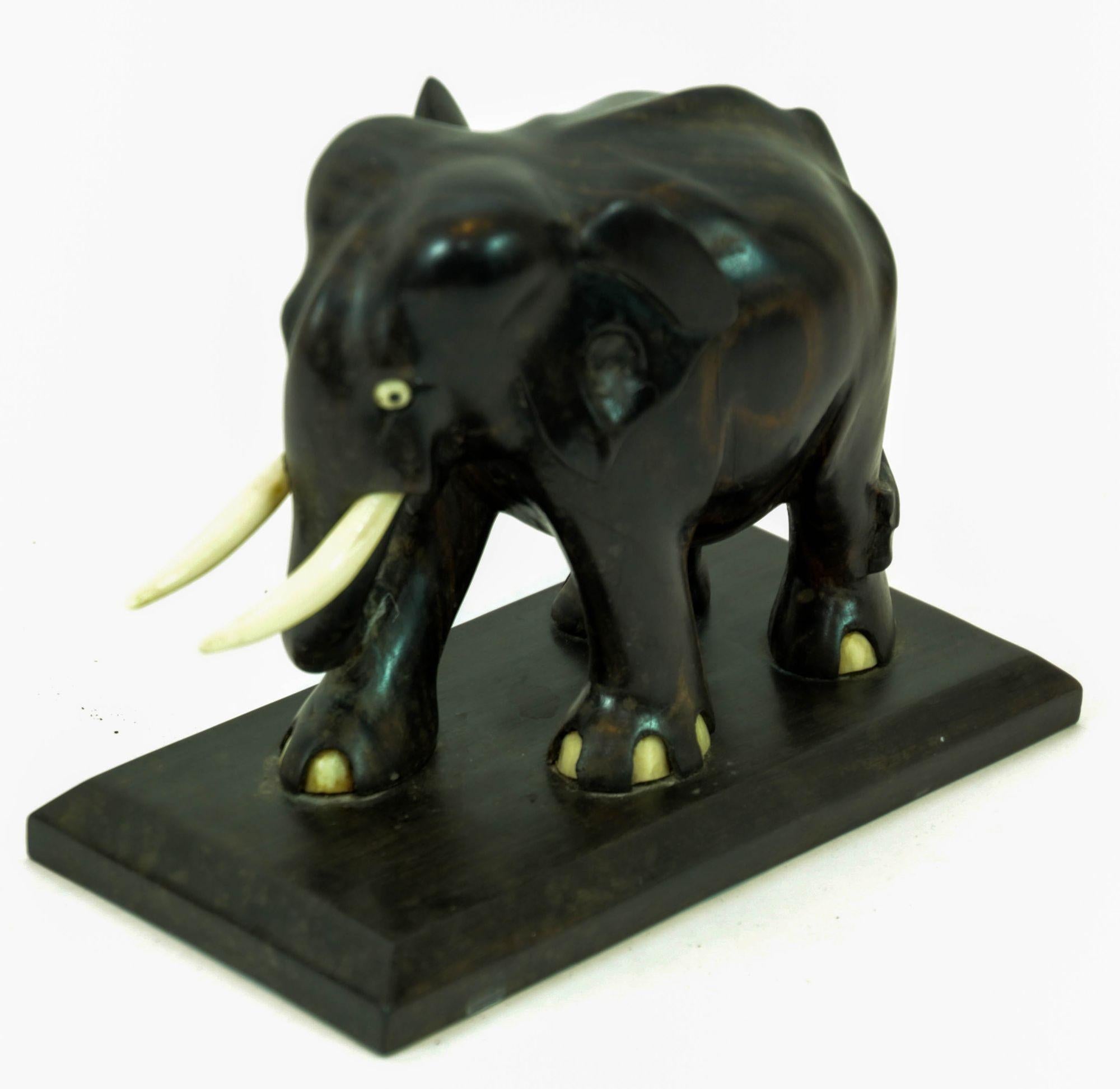 Sculpture ancienne en bois d'ébène sculptée à la main par un éléphant indien sur Stand en vente 1