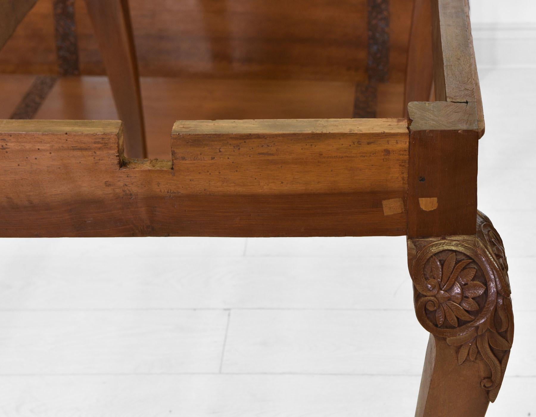 Antiker anglo-indischer ausziehbarer Esstisch mit vier geschnitzten Lotusblattsesseln im Angebot 5