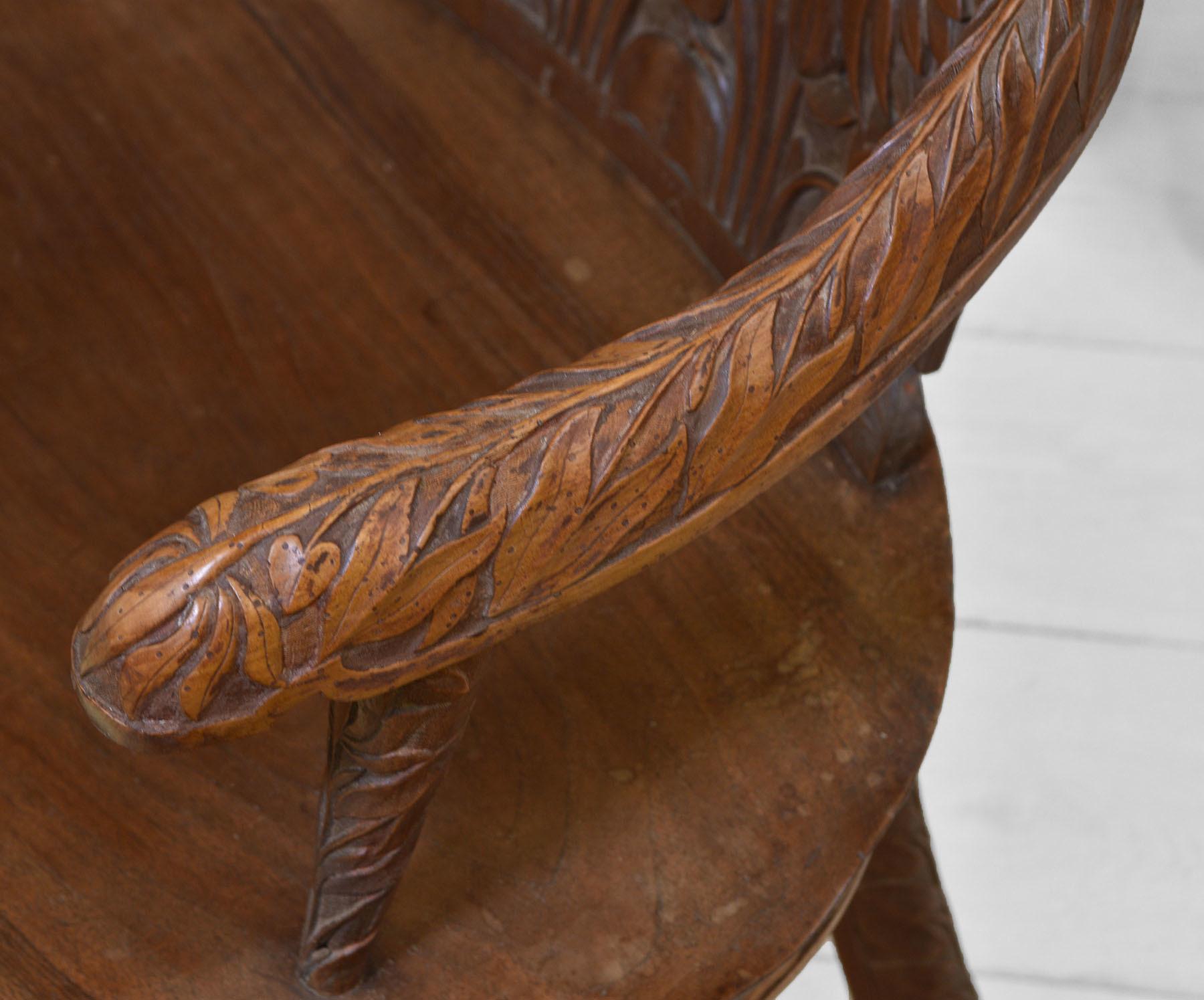 Antiker anglo-indischer ausziehbarer Esstisch mit vier geschnitzten Lotusblattsesseln im Angebot 7