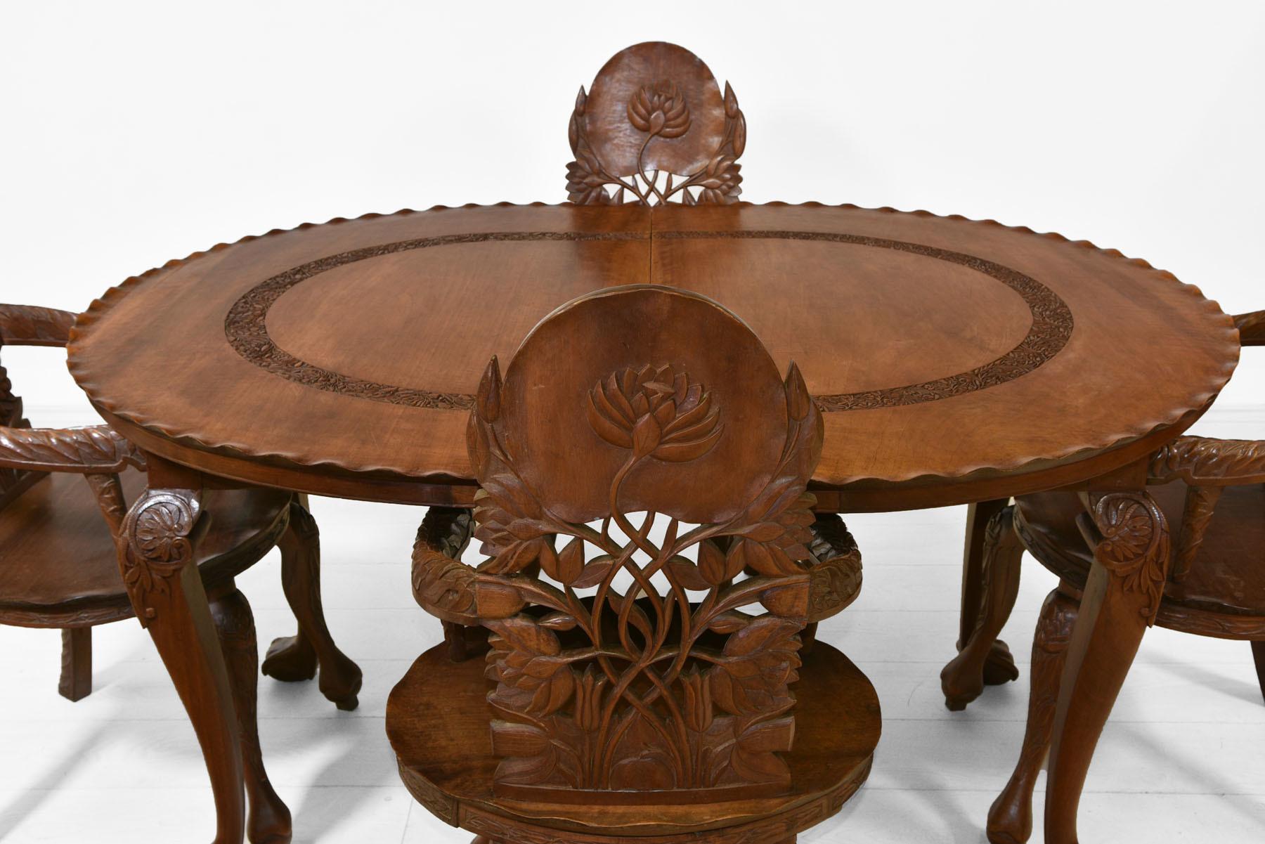 Antiker anglo-indischer ausziehbarer Esstisch mit vier geschnitzten Lotusblattsesseln (Anglo-indisch) im Angebot