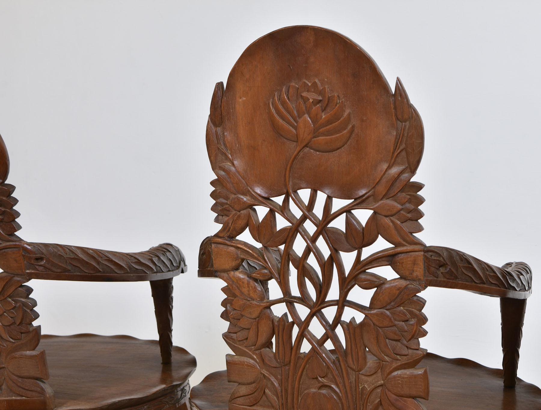 Antiker anglo-indischer ausziehbarer Esstisch mit vier geschnitzten Lotusblattsesseln (Indisch) im Angebot