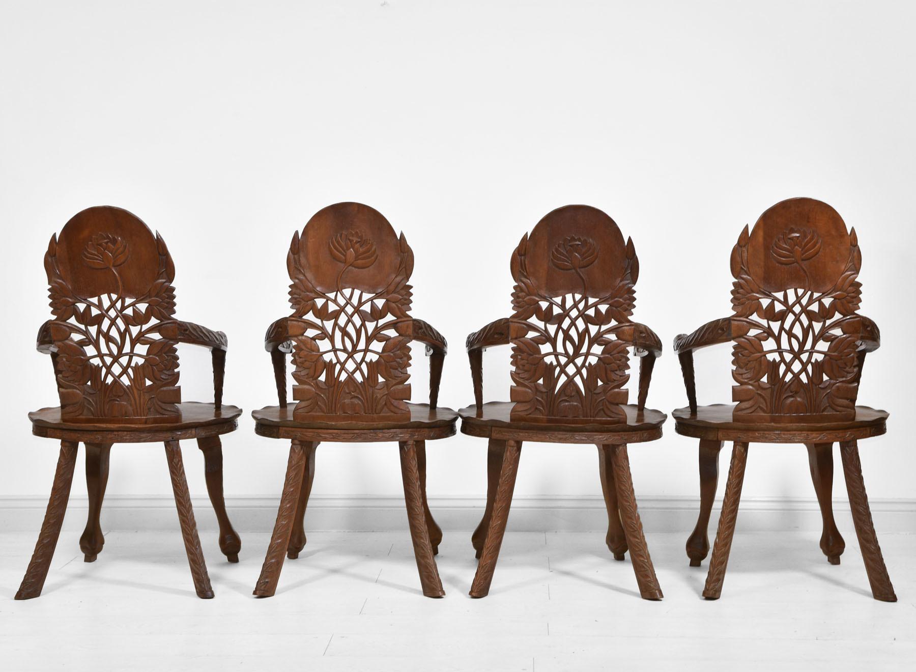 Antiker anglo-indischer ausziehbarer Esstisch mit vier geschnitzten Lotusblattsesseln (Handgeschnitzt) im Angebot