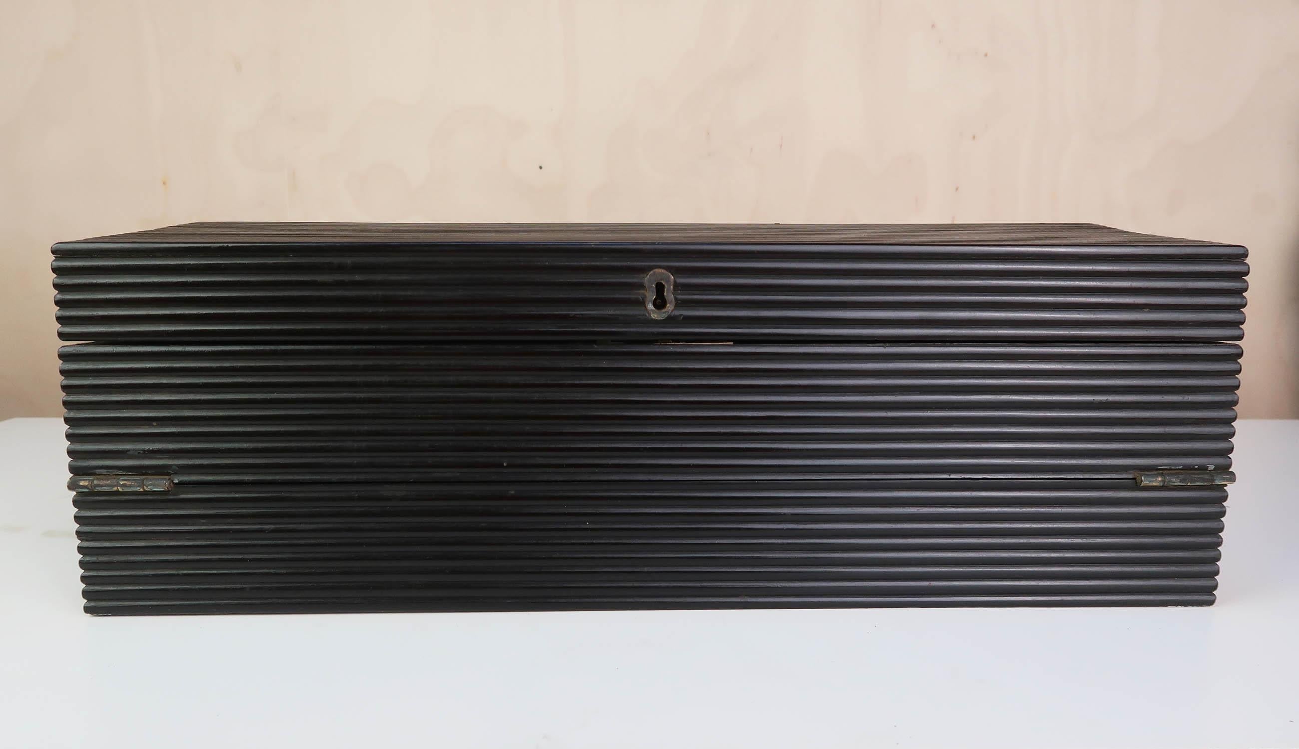 Maravillosa caja para escribir fabricada con una madera dura tropical

Fabulosa forma y talla estriada lisa. Le da un aspecto modernista

Probablemente de Sri Lanka

3 cajones secretos

Cuero sustituido

Sin llave

Envío gratuito al Reino Unido

*El