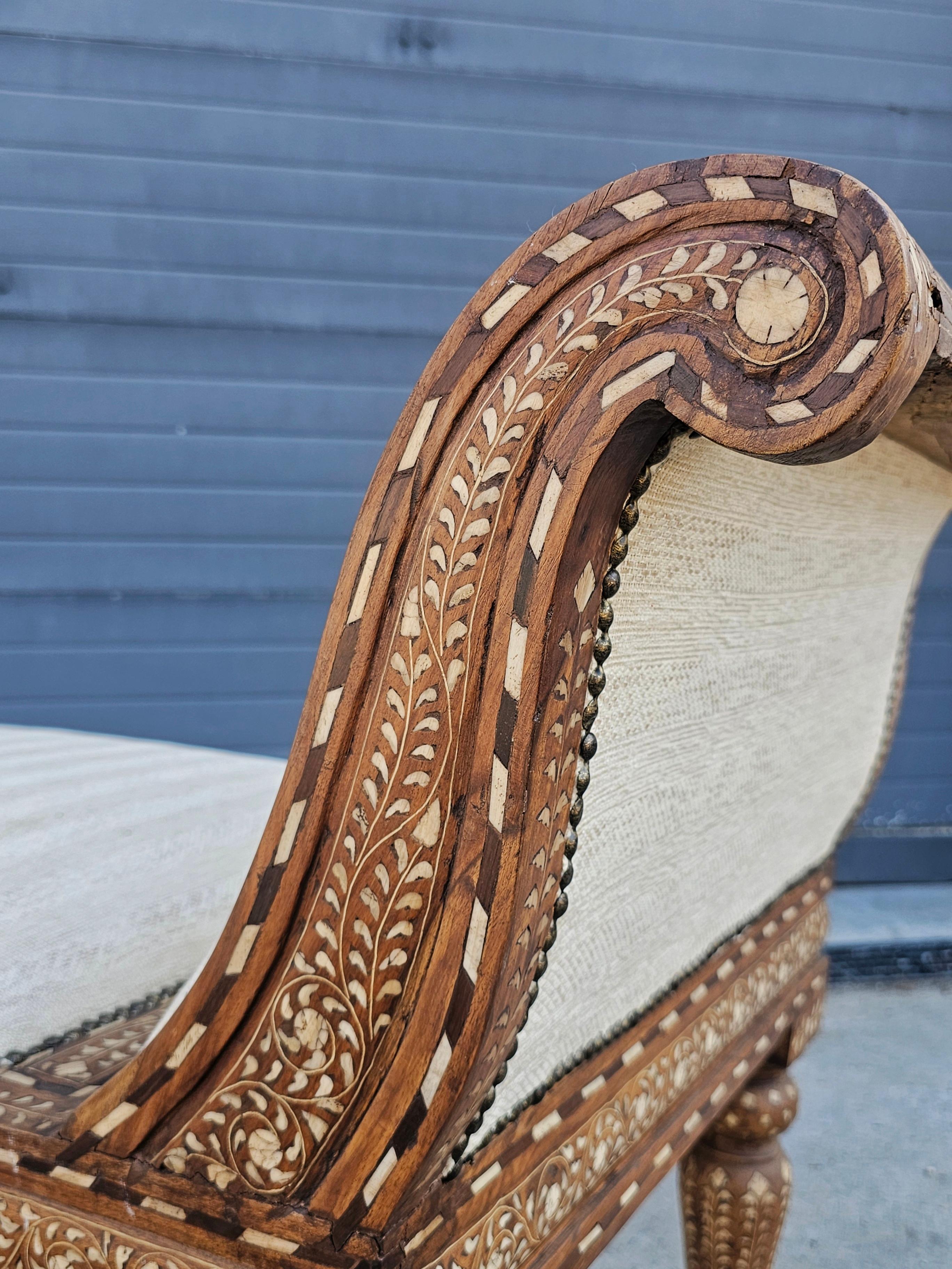 Chaise longue anglo-indienne ancienne en forme de gondole incrustée de padouk et d'os en vente 3
