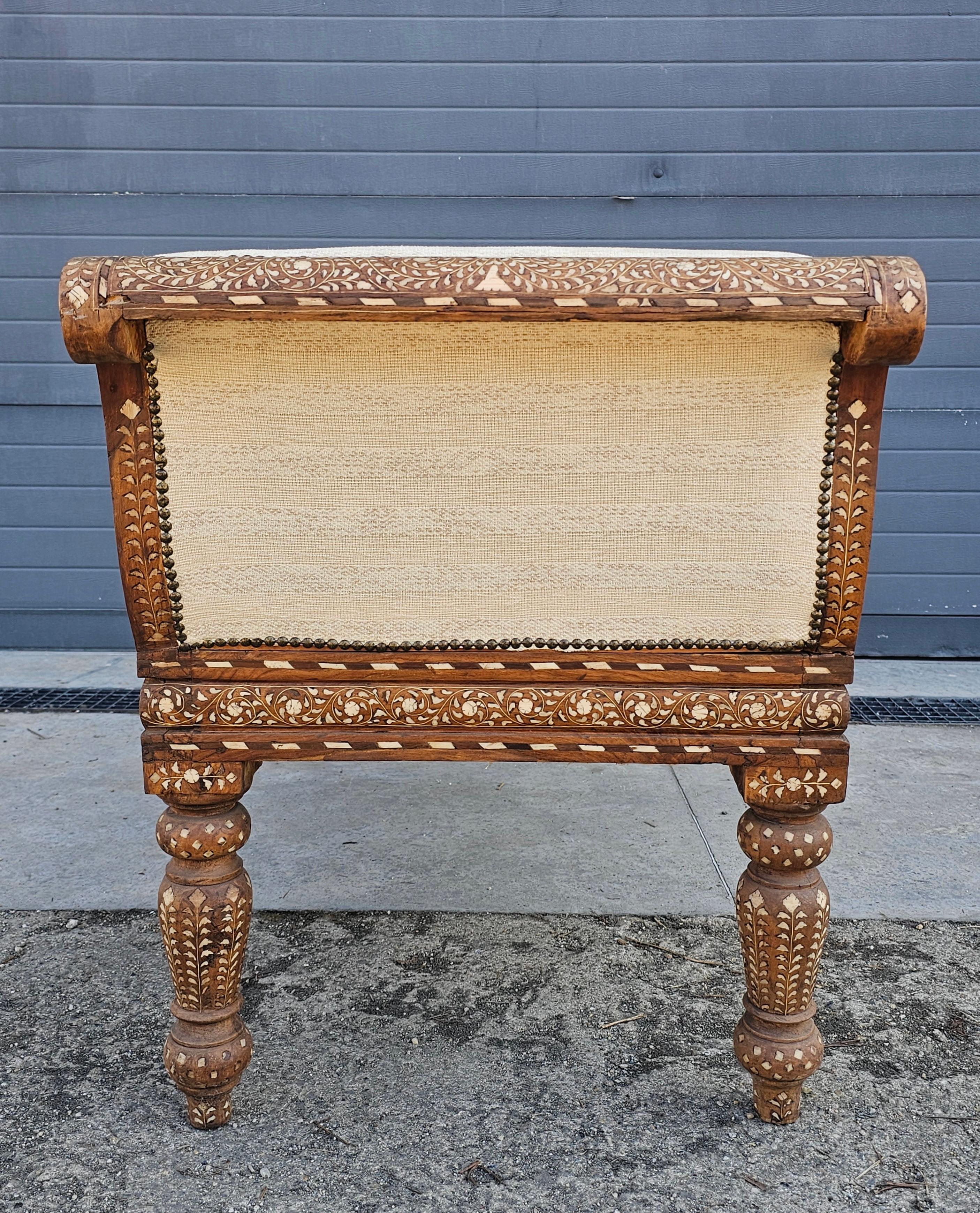 Chaise longue anglo-indienne ancienne en forme de gondole incrustée de padouk et d'os en vente 5