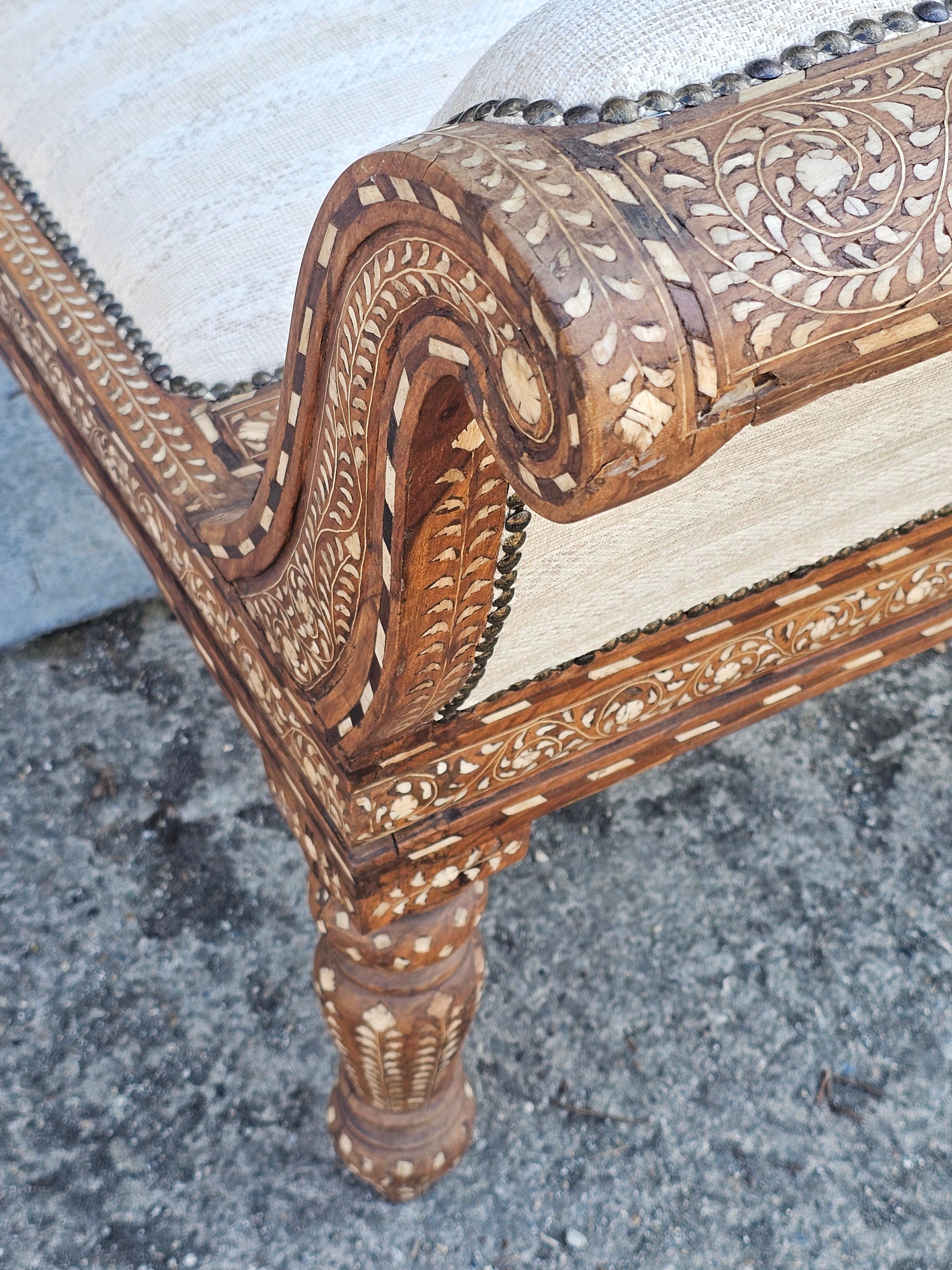 Chaise longue anglo-indienne ancienne en forme de gondole incrustée de padouk et d'os en vente 6