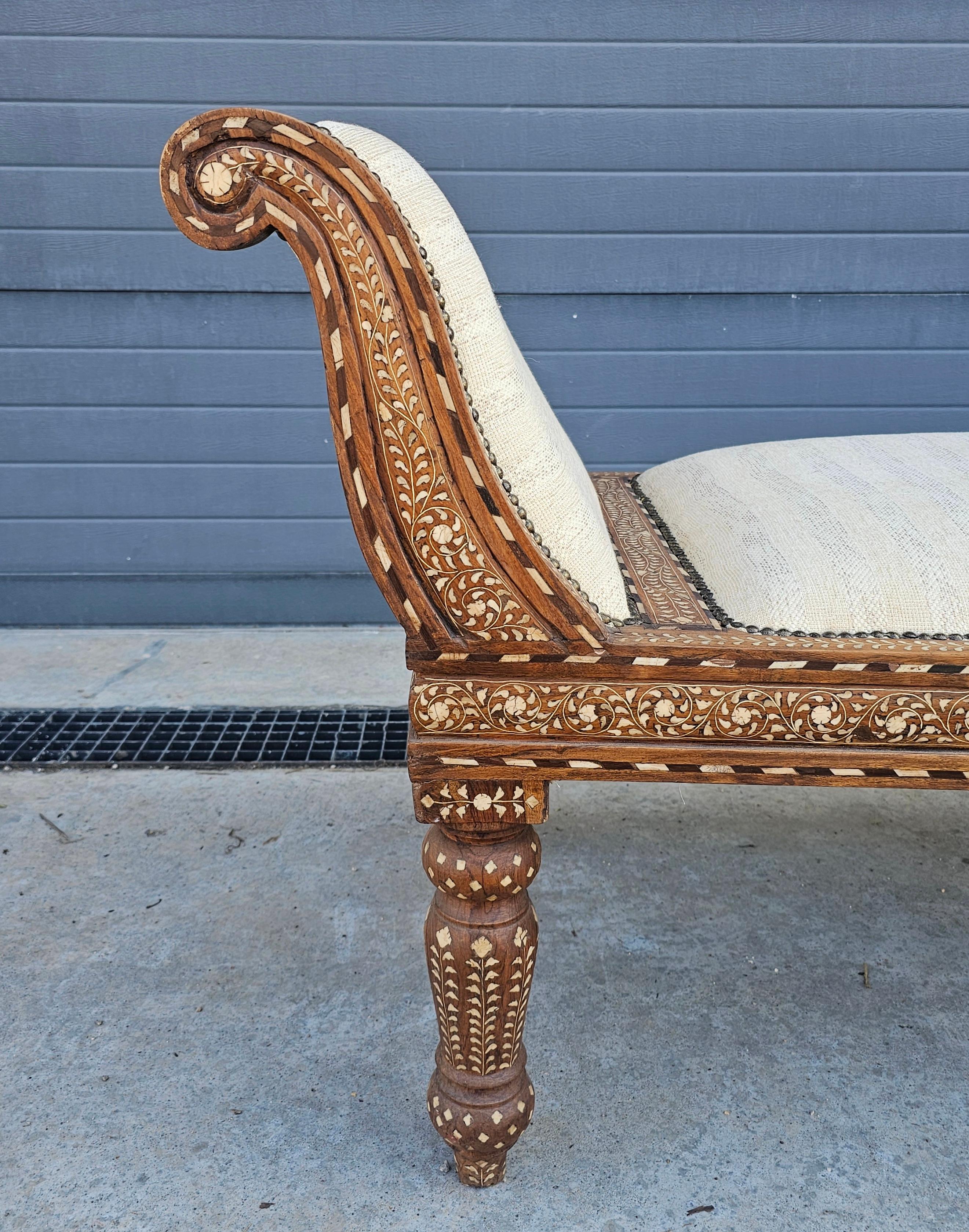 Anglo-indien Chaise longue anglo-indienne ancienne en forme de gondole incrustée de padouk et d'os en vente
