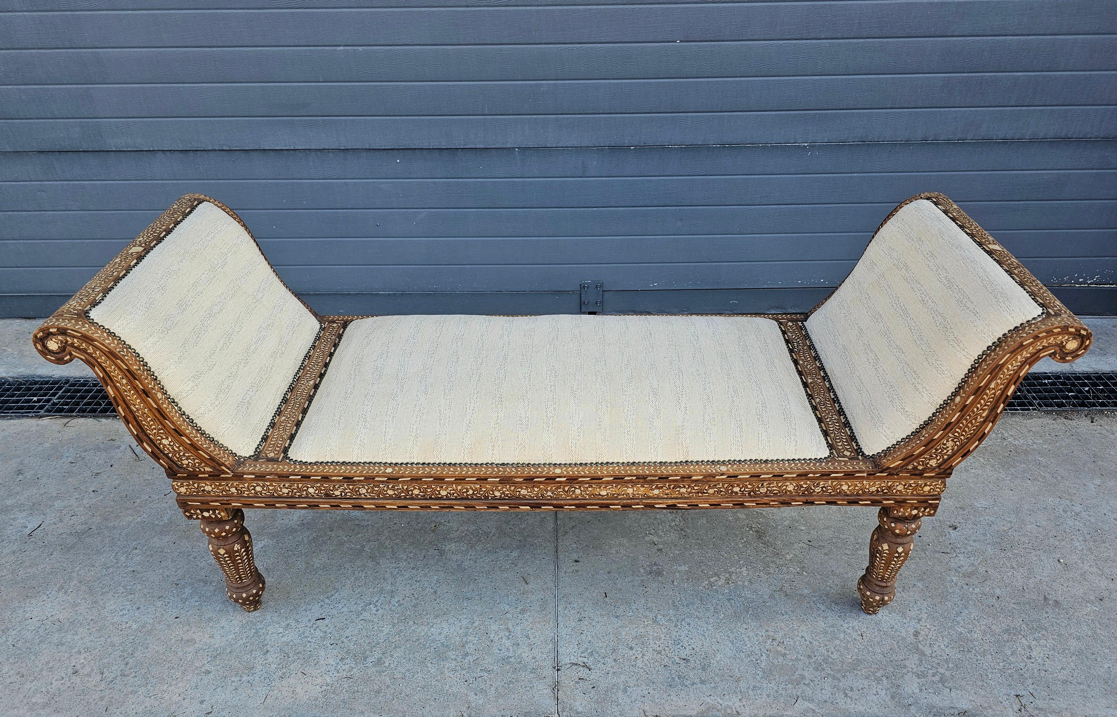Indien Chaise longue anglo-indienne ancienne en forme de gondole incrustée de padouk et d'os en vente