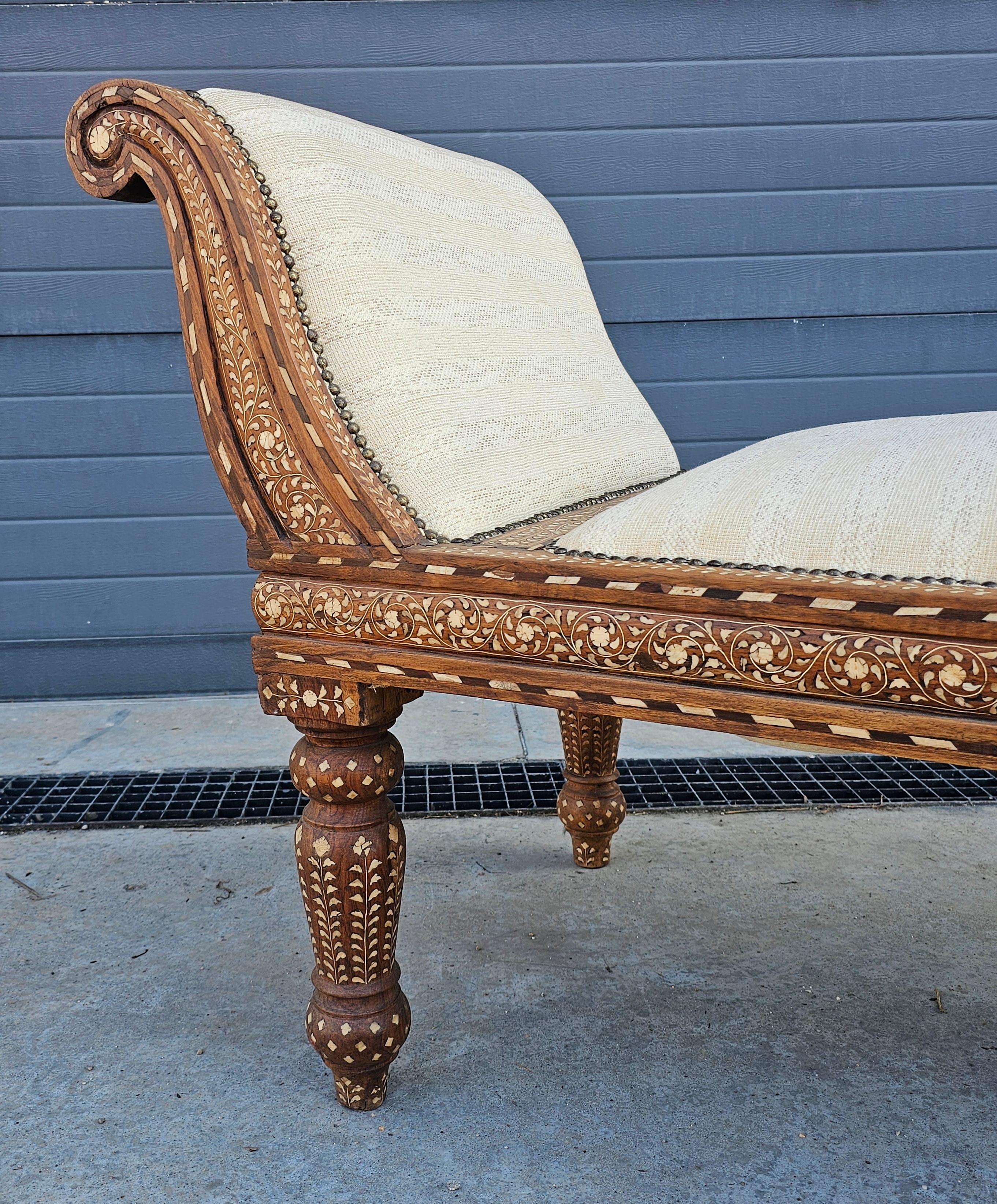 Fin du XIXe siècle Chaise longue anglo-indienne ancienne en forme de gondole incrustée de padouk et d'os en vente