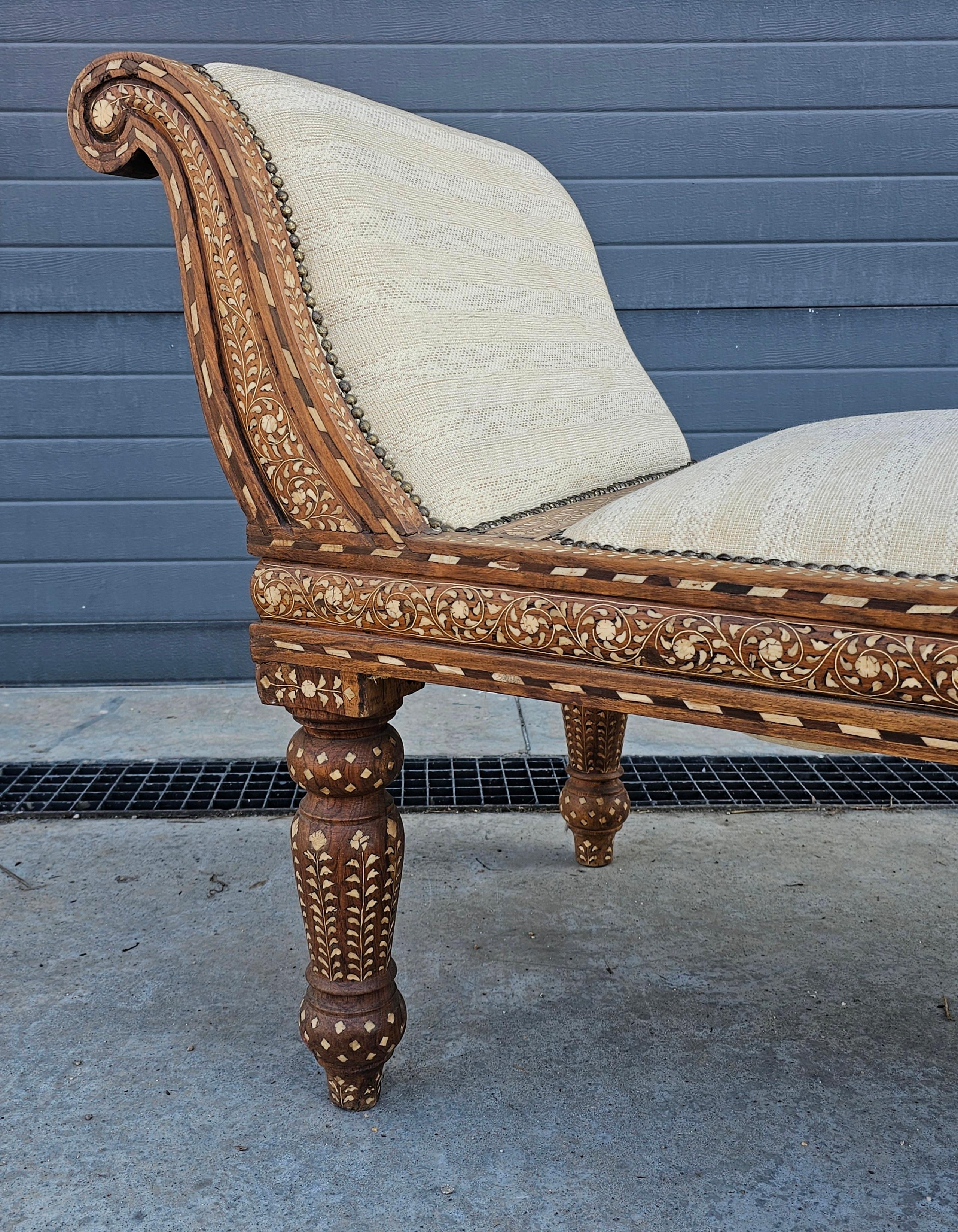Os Chaise longue anglo-indienne ancienne en forme de gondole incrustée de padouk et d'os en vente