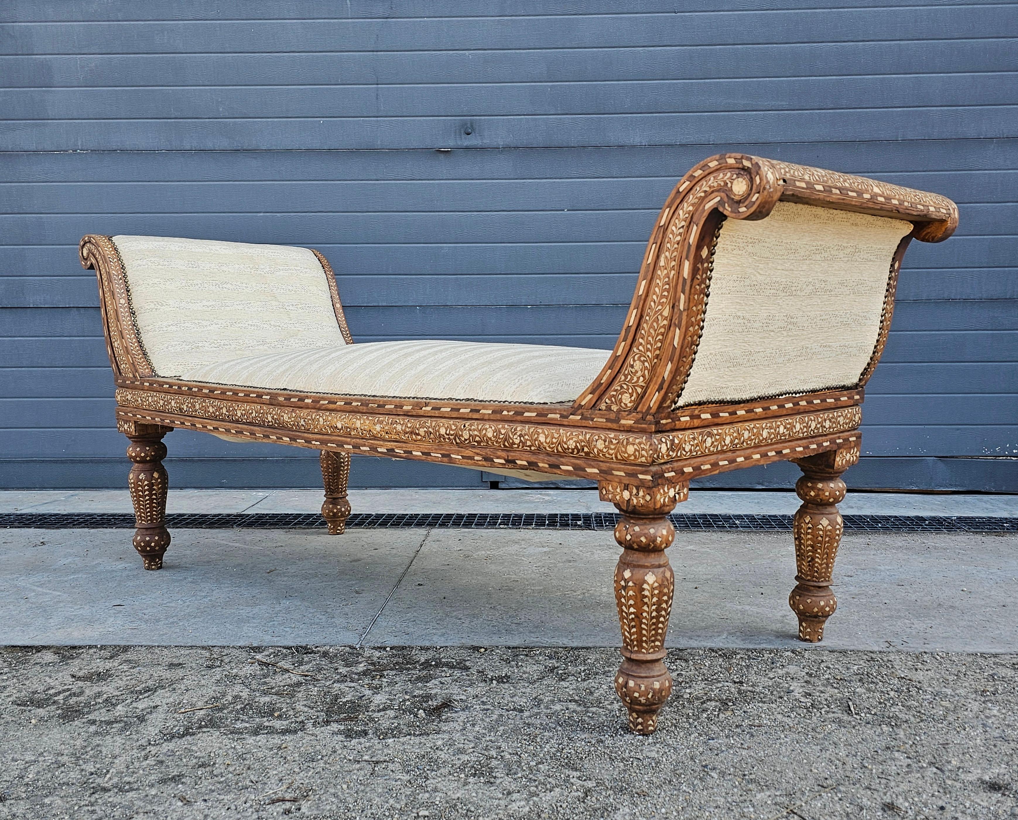 Chaise longue anglo-indienne ancienne en forme de gondole incrustée de padouk et d'os en vente 1