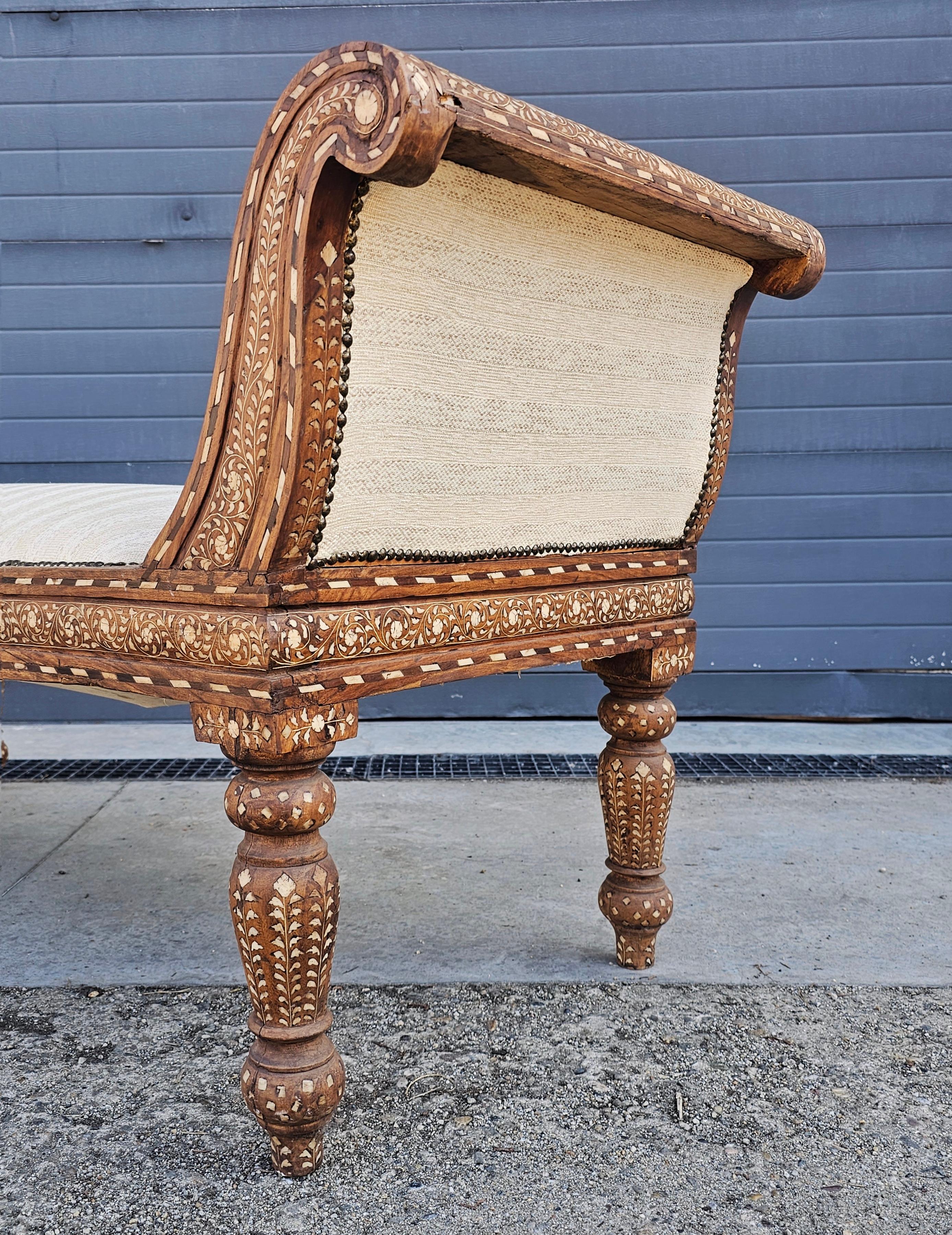 Chaise longue anglo-indienne ancienne en forme de gondole incrustée de padouk et d'os en vente 2