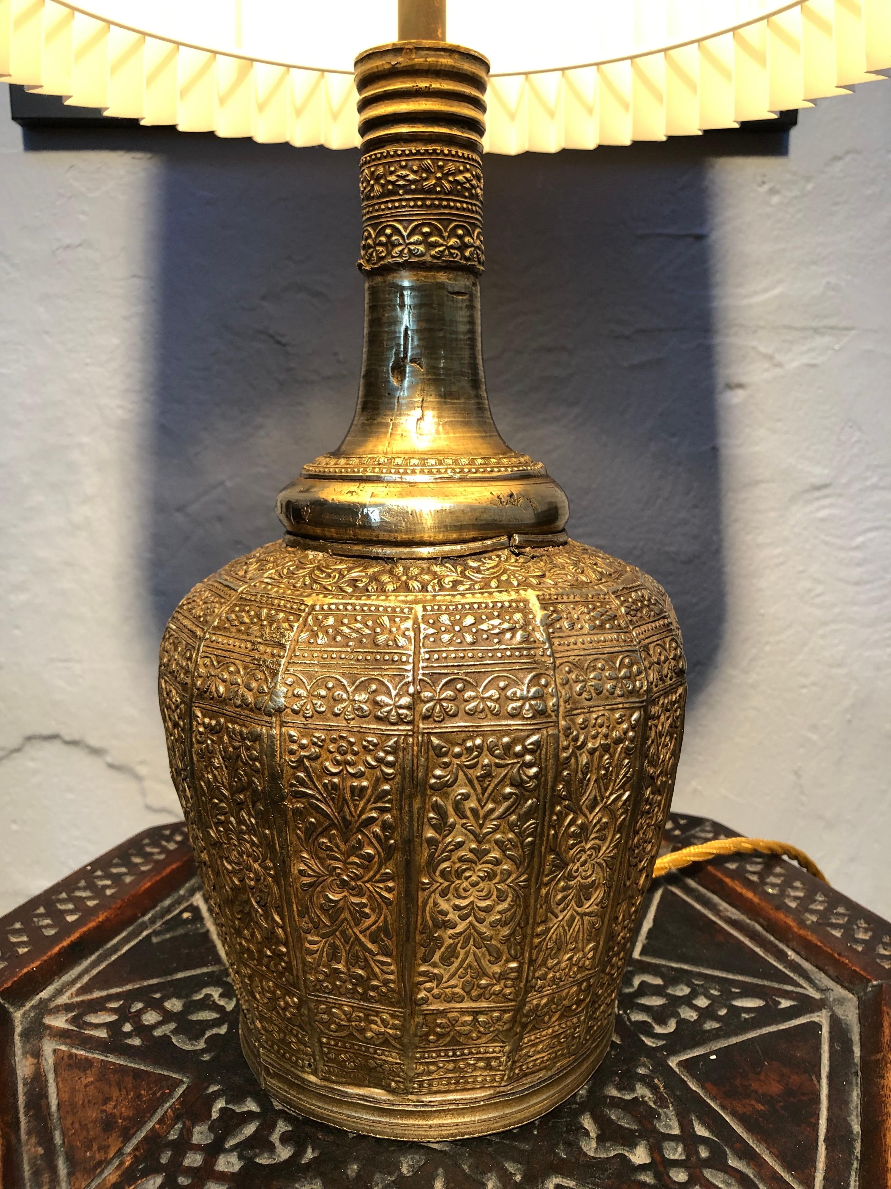Antique Anglo Indian hammered copper table lamp for the early 1900s. 
In great solid condition with age related wear and patina. 
Originating rom an old estate in Copenhagen. 
We normally do not polish brass but this lamp has so much polish residue