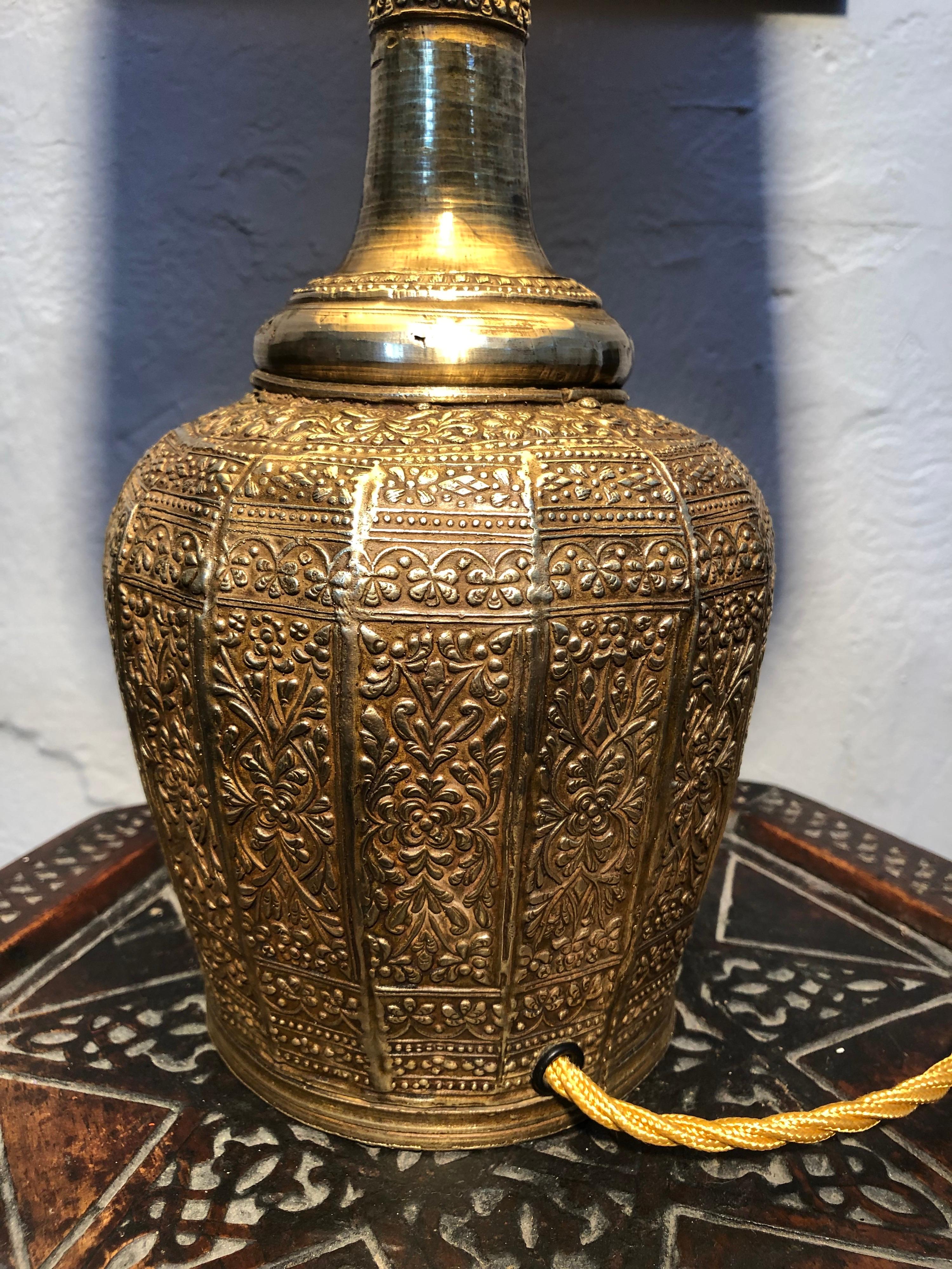 Antike anglo-indische gehämmerte Kupfer-Tischlampe (Spätviktorianisch) im Angebot