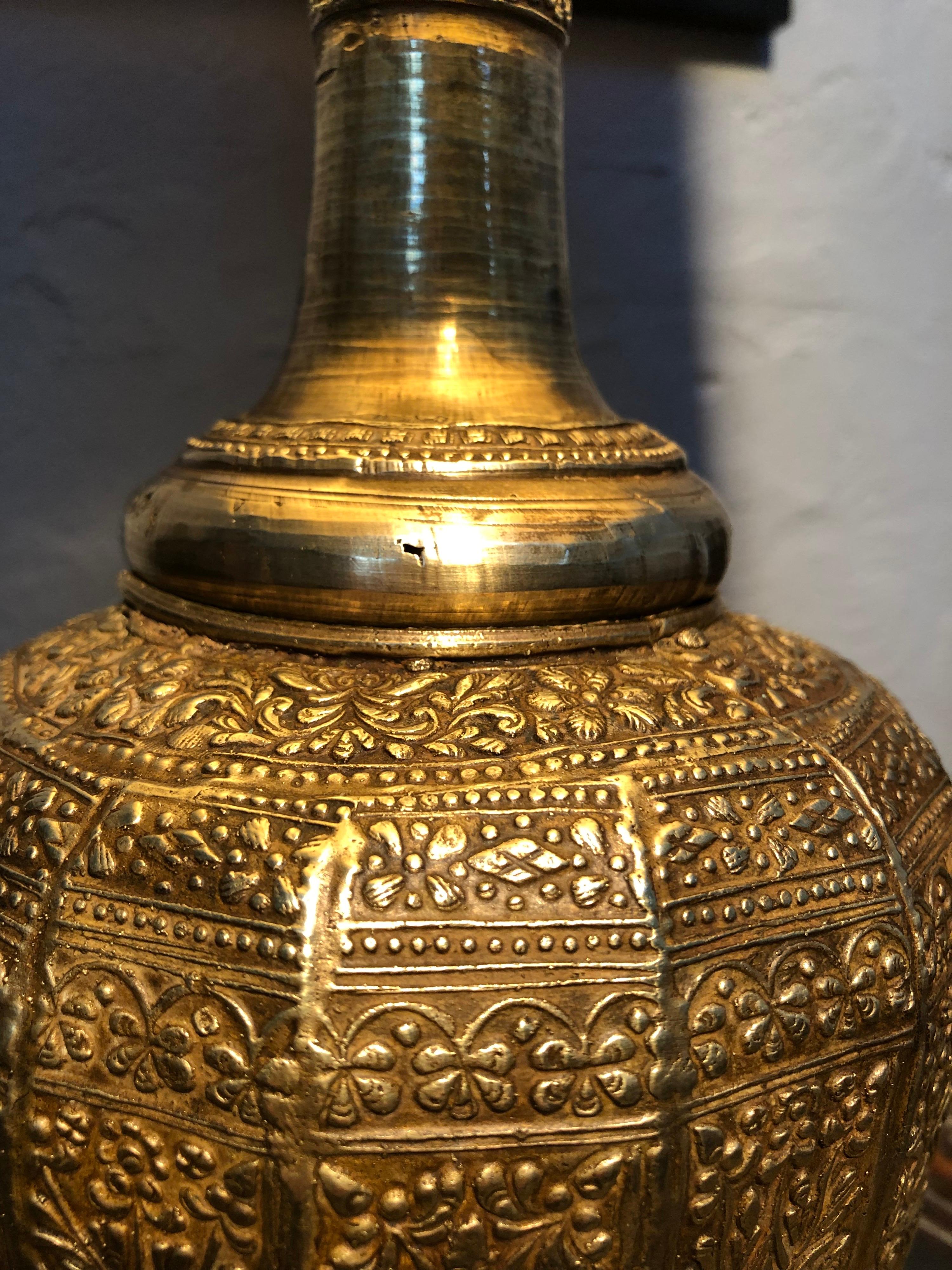 Antike anglo-indische gehämmerte Kupfer-Tischlampe (Britisches Territorium im Indischen Ozean) im Angebot