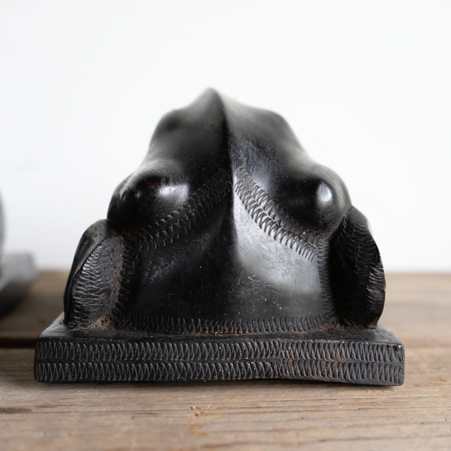 Ancien serre-livres éléphant anglo-indien en ébène sculpté à la main, début du 20e siècle en vente 2