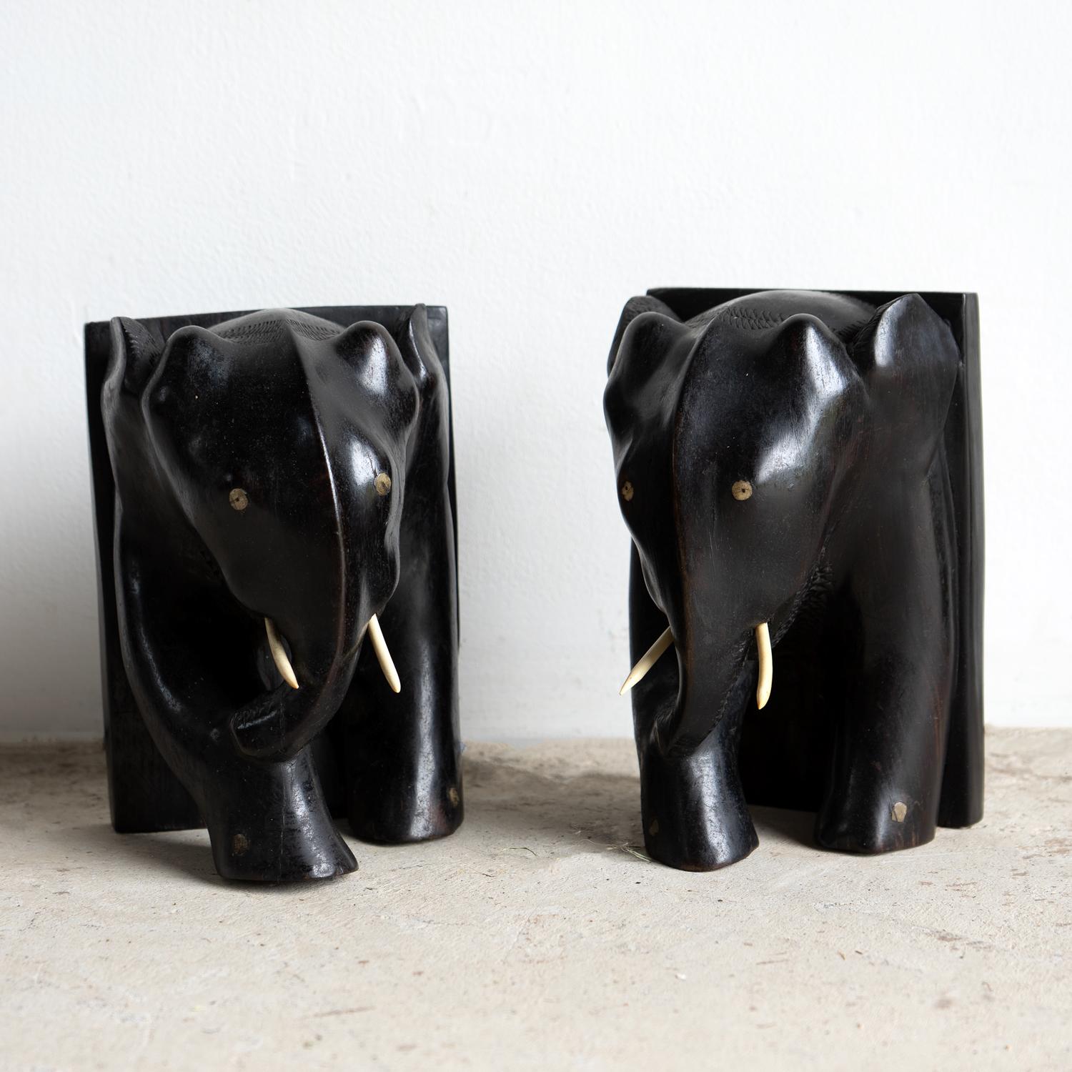 PAIRE DE SERRE-LIVRES EN ÉBÈNE

Charmante et élégante paire de serre-livres en forme de deux éléphants représentés de manière quelque peu stylisée. 

Chaque pièce est sculptée à la main dans un seul morceau d'ébène, la plupart du temps poli, avec