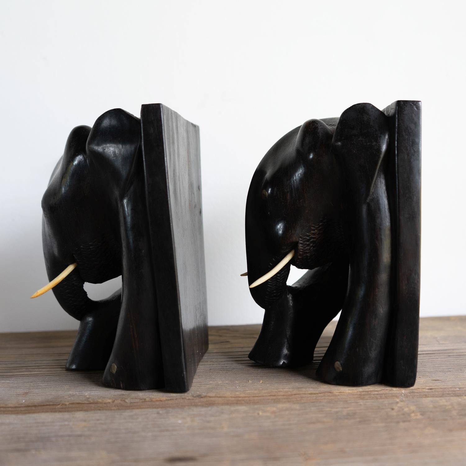 Ancien serre-livres éléphant anglo-indien en ébène sculpté à la main, début du 20e siècle Bon état - En vente à Bristol, GB