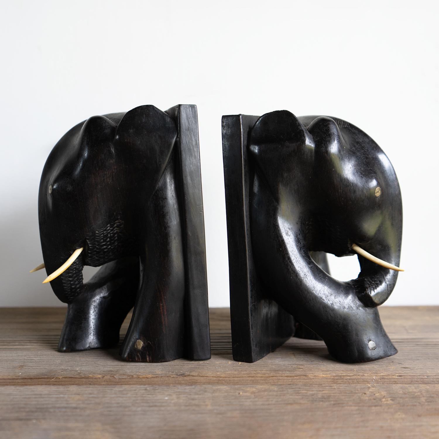 20ième siècle Ancien serre-livres éléphant anglo-indien en ébène sculpté à la main, début du 20e siècle en vente