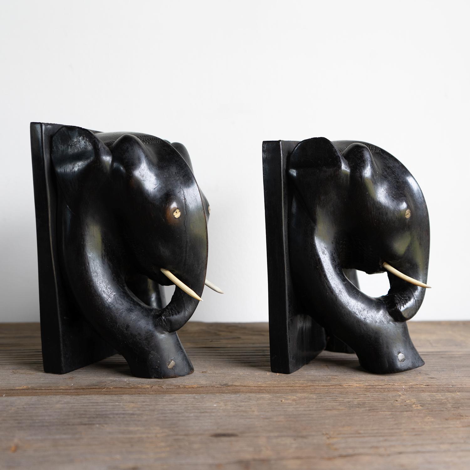 Ébène Ancien serre-livres éléphant anglo-indien en ébène sculpté à la main, début du 20e siècle en vente