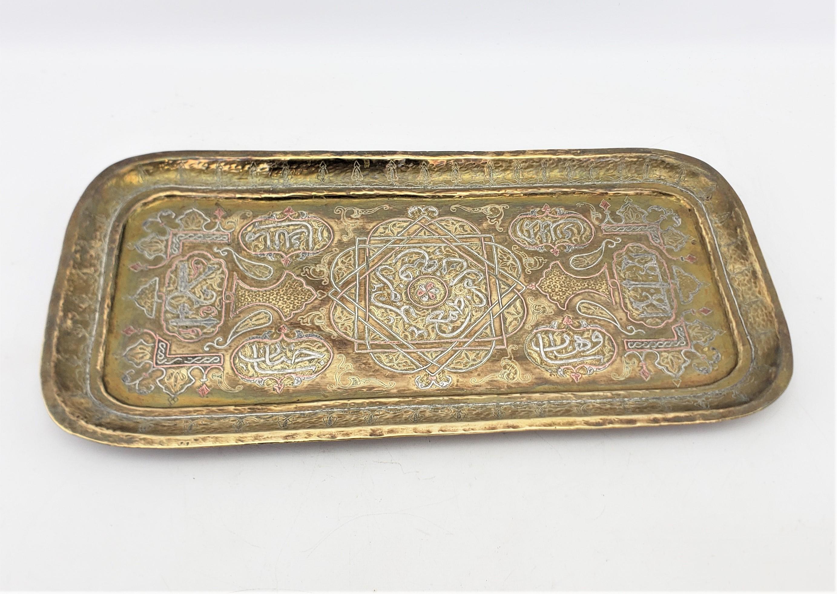 Anglo-indien Plateau de service anglo-indien ancien en laiton fabriqué à la main avec décor en cuivre et argent en vente