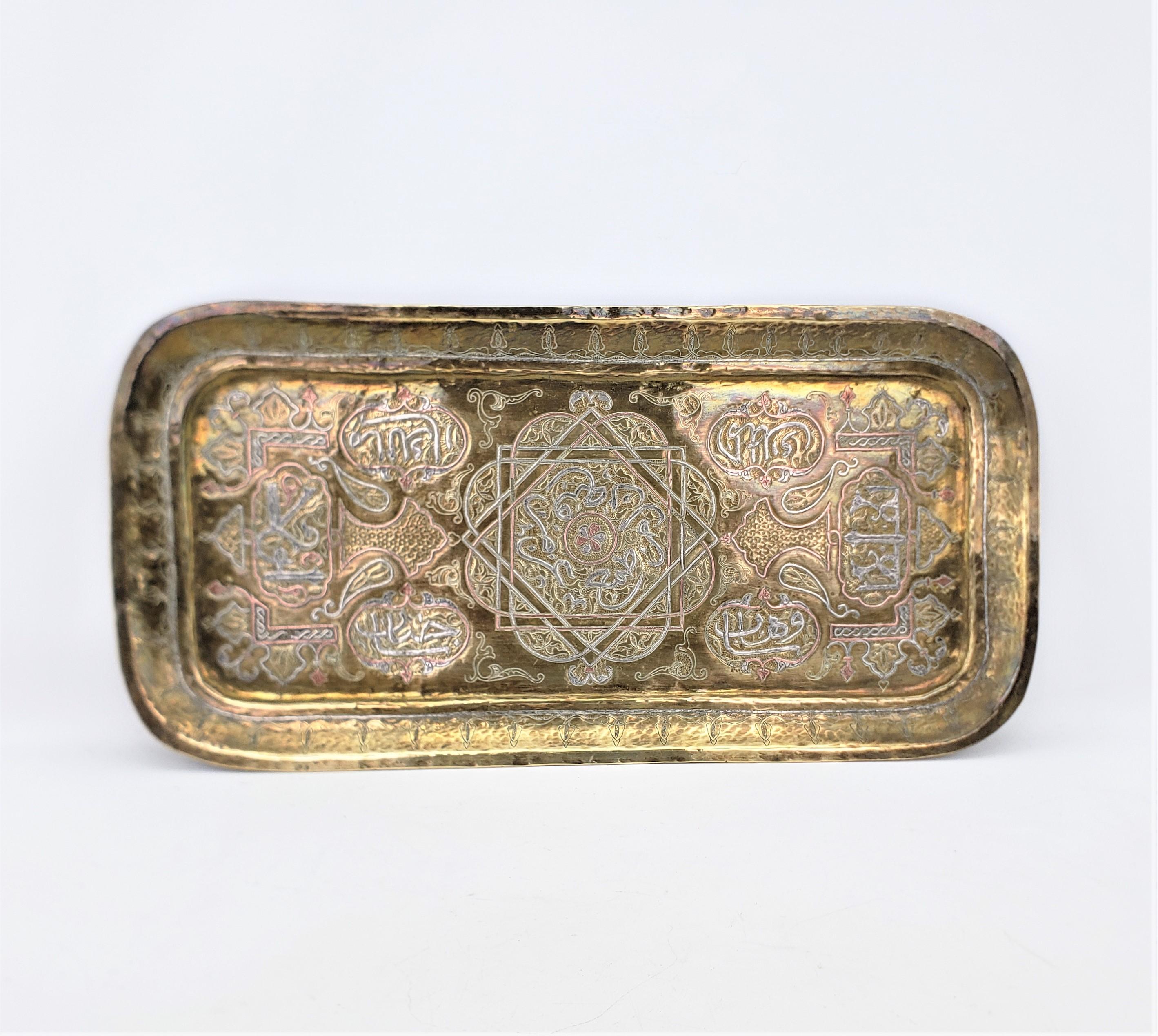 Indien Plateau de service anglo-indien ancien en laiton fabriqué à la main avec décor en cuivre et argent en vente