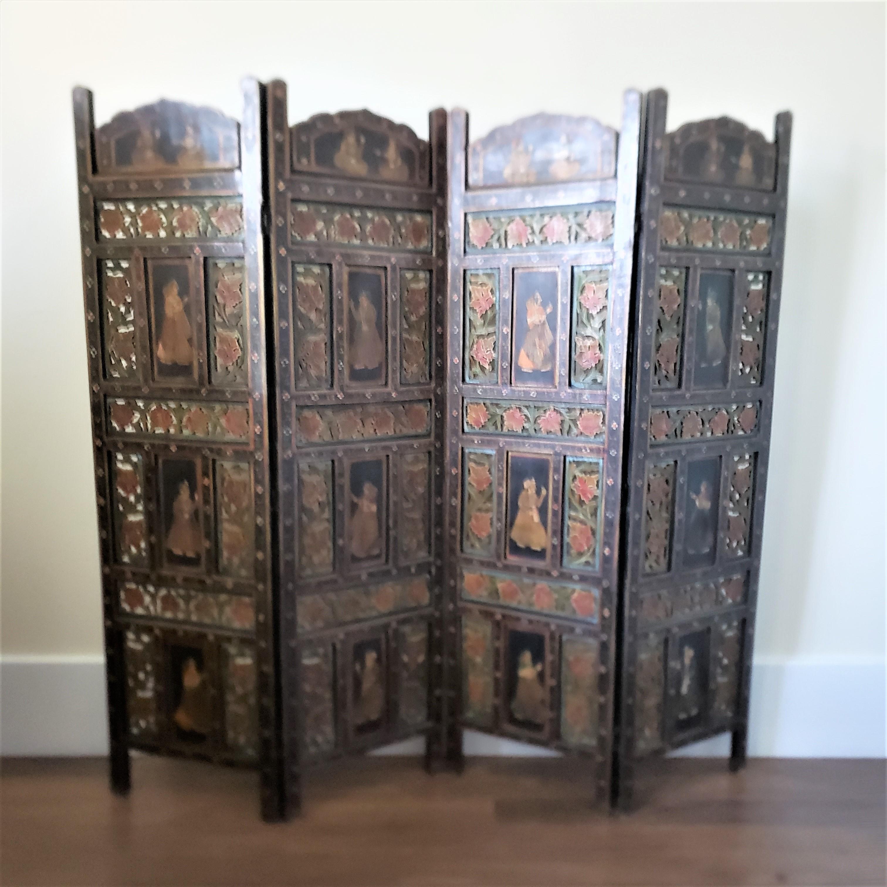 Antiker anglo-indischer handbemalter Raumteiler aus Holz mit vier Tafeln (Anglo-indisch) im Angebot
