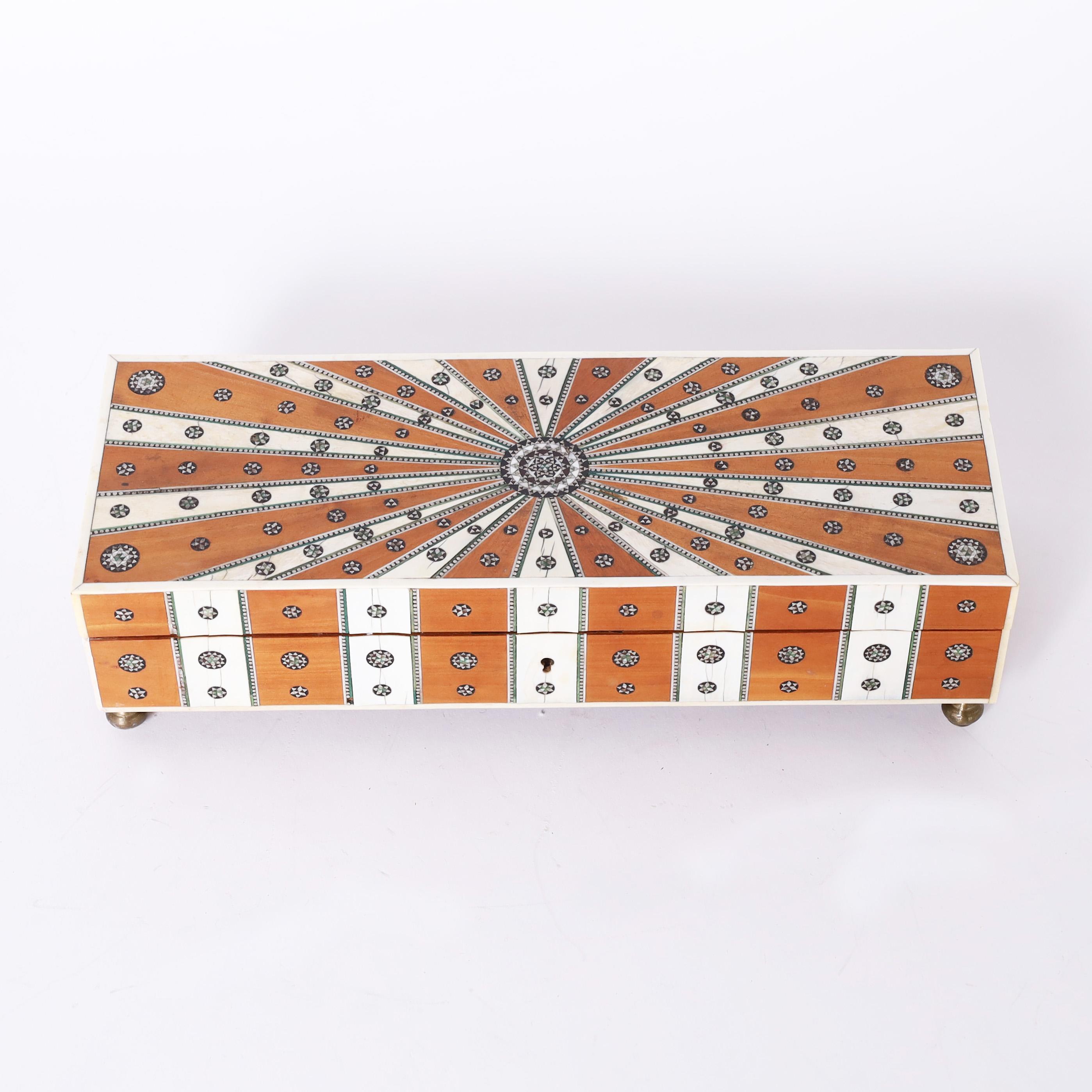 Impresionante caja antigua colonial británica angloindia con tapa, hecha a mano con forma rectangular y tapa con medallón de micromarquetería, construida con nácar, hueso y ébano, de la que emanan rayos de caoba y hueso con puntos de