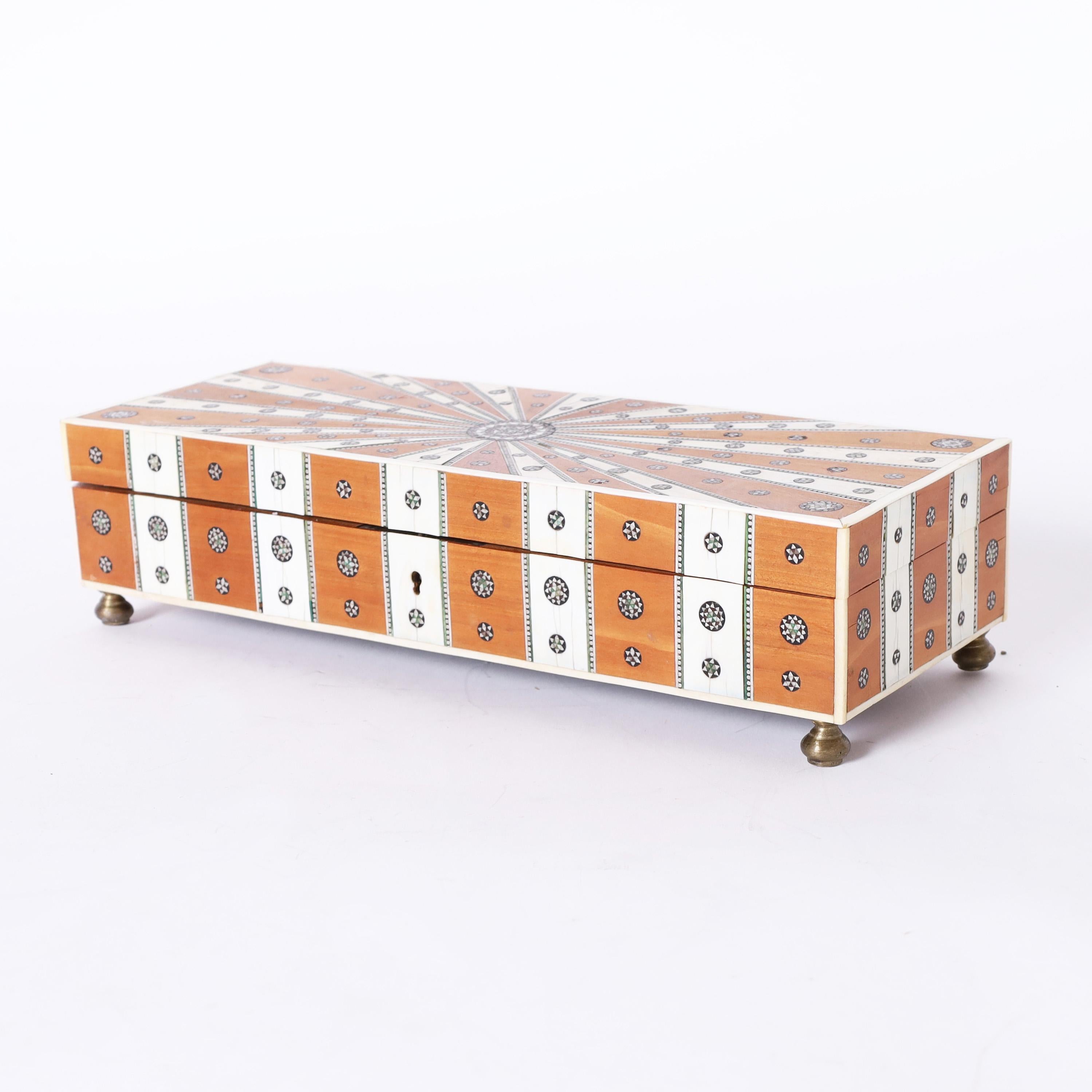 Caja antigua angloindia con incrustaciones Angloindio