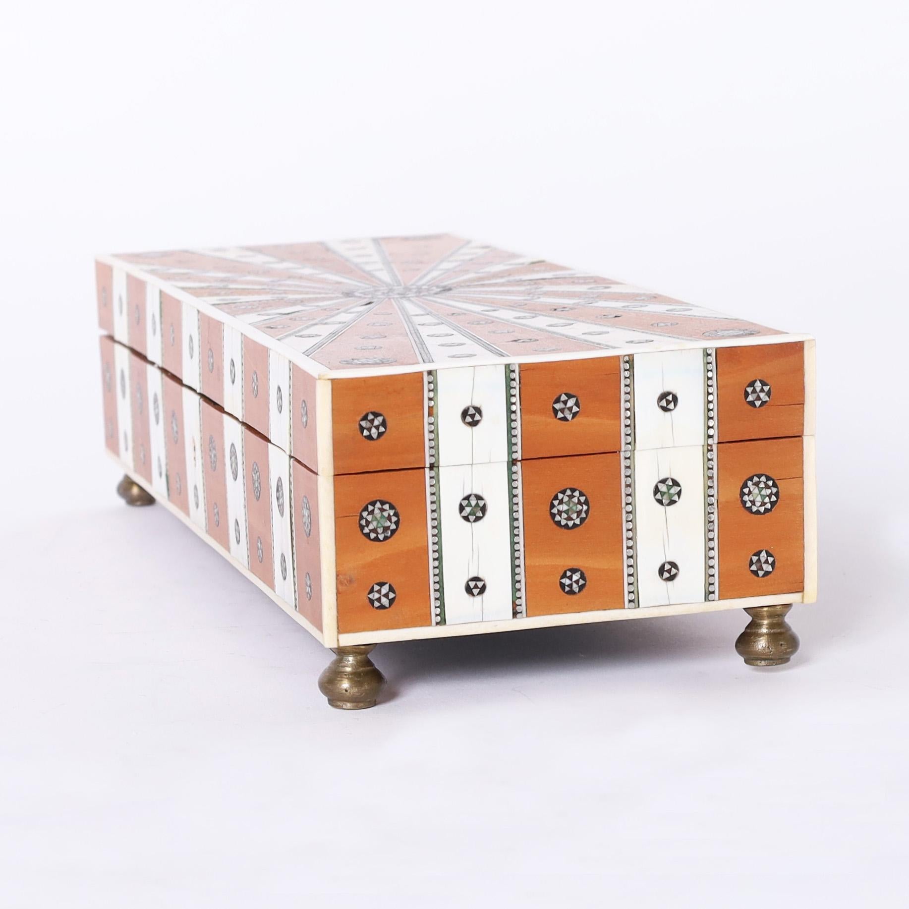 Caja antigua angloindia con incrustaciones Indio