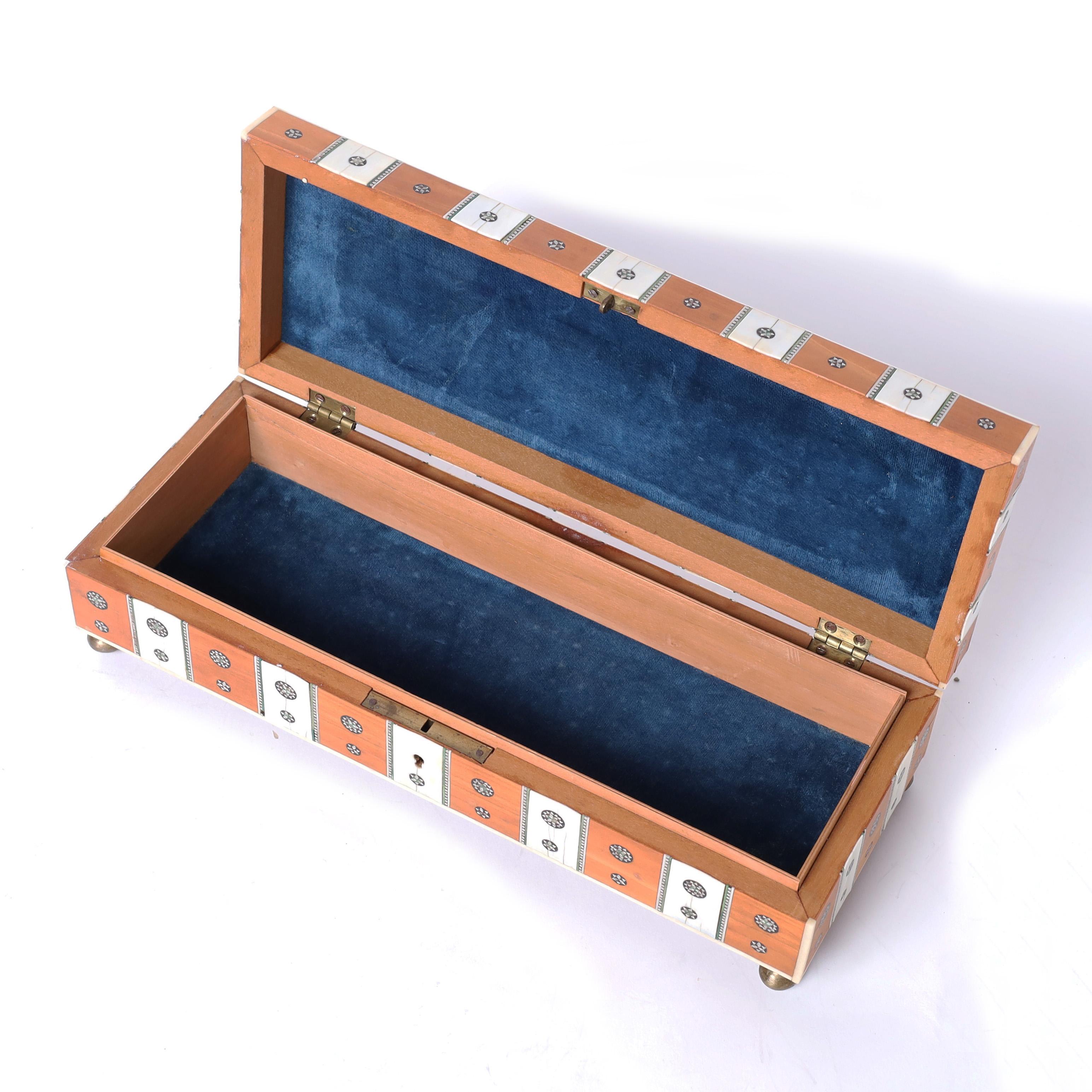 Caja antigua angloindia con incrustaciones Hueso