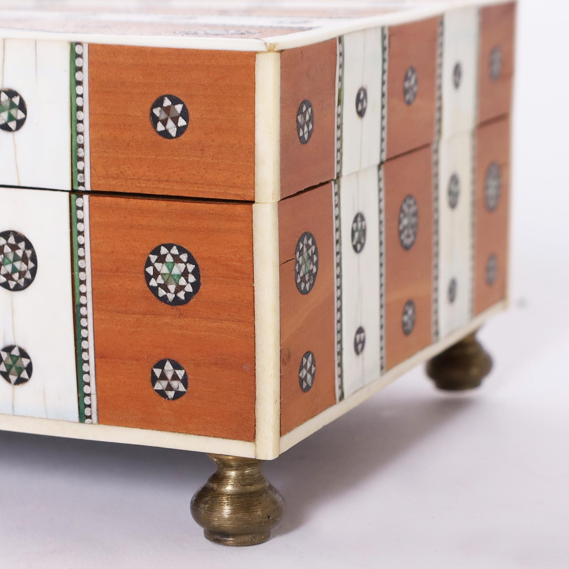 Caja antigua angloindia con incrustaciones 1