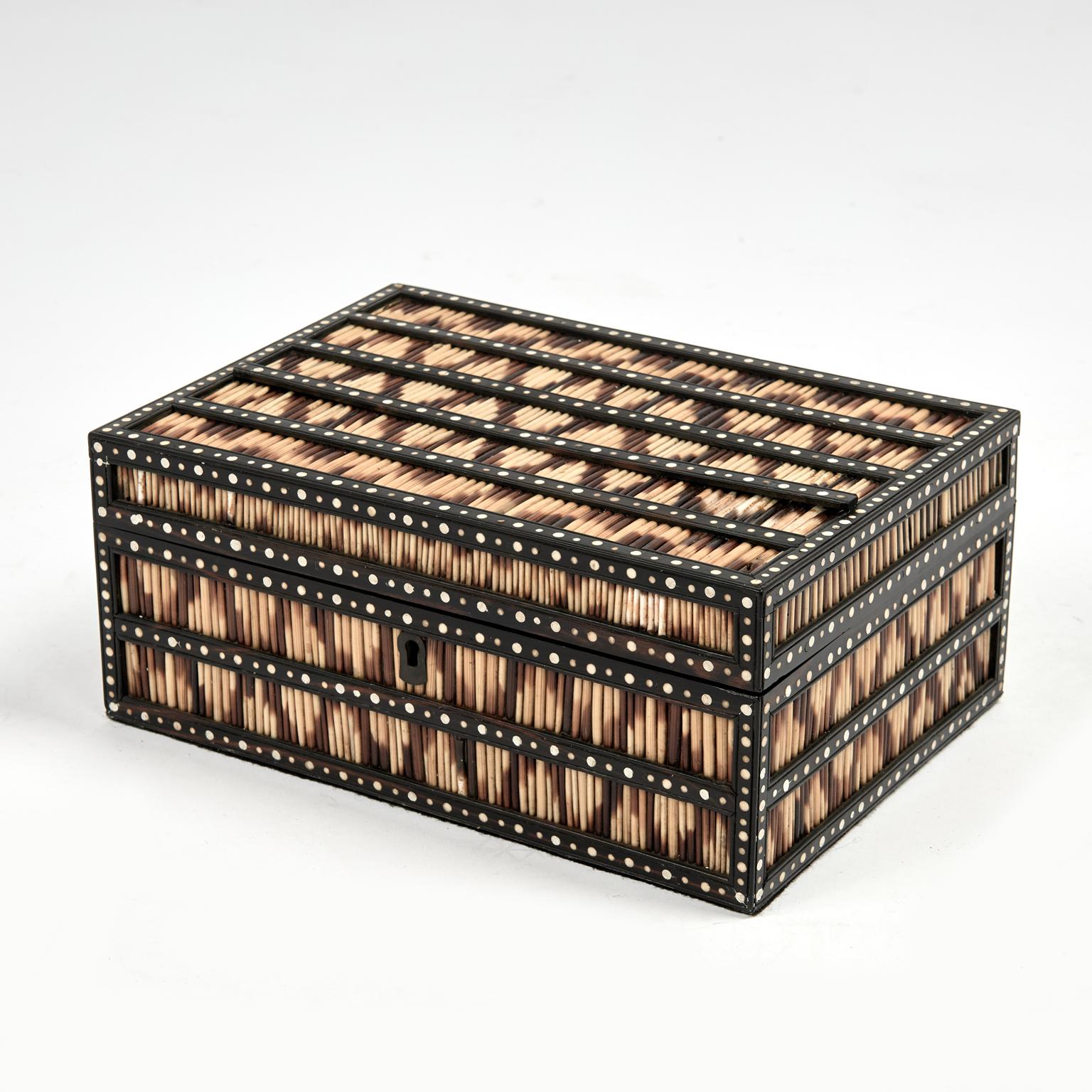 Impressionante scatola antica con coperchio British Colonial realizzata a mano in mogano e decorata con aculei di porcospino e punti di osso. L'interno è dotato di un vassoio rimovibile con nove scomparti, tutti con decorazioni a Dot Dot sui
