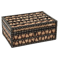 Caja antigua angloindia con tapa para plumas