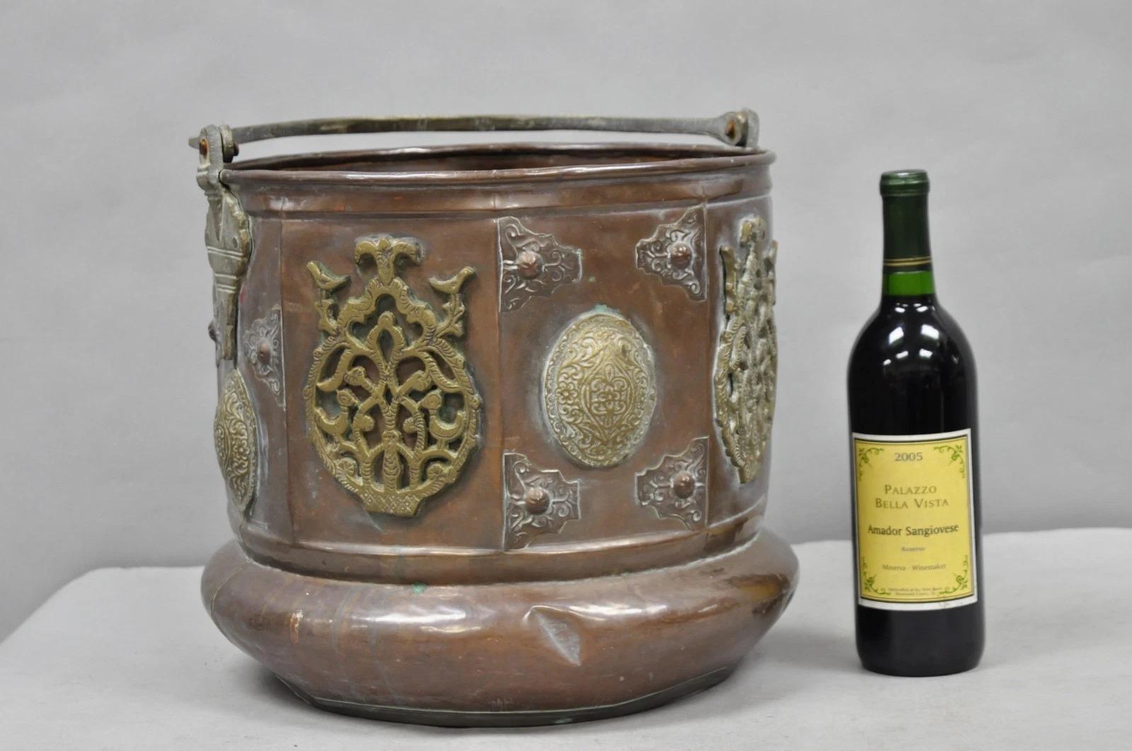 Antico secchio da carbone anglo-indiano medio-orientale in rame e bronzo. Circa metà del XIX secolo. Misure: 13