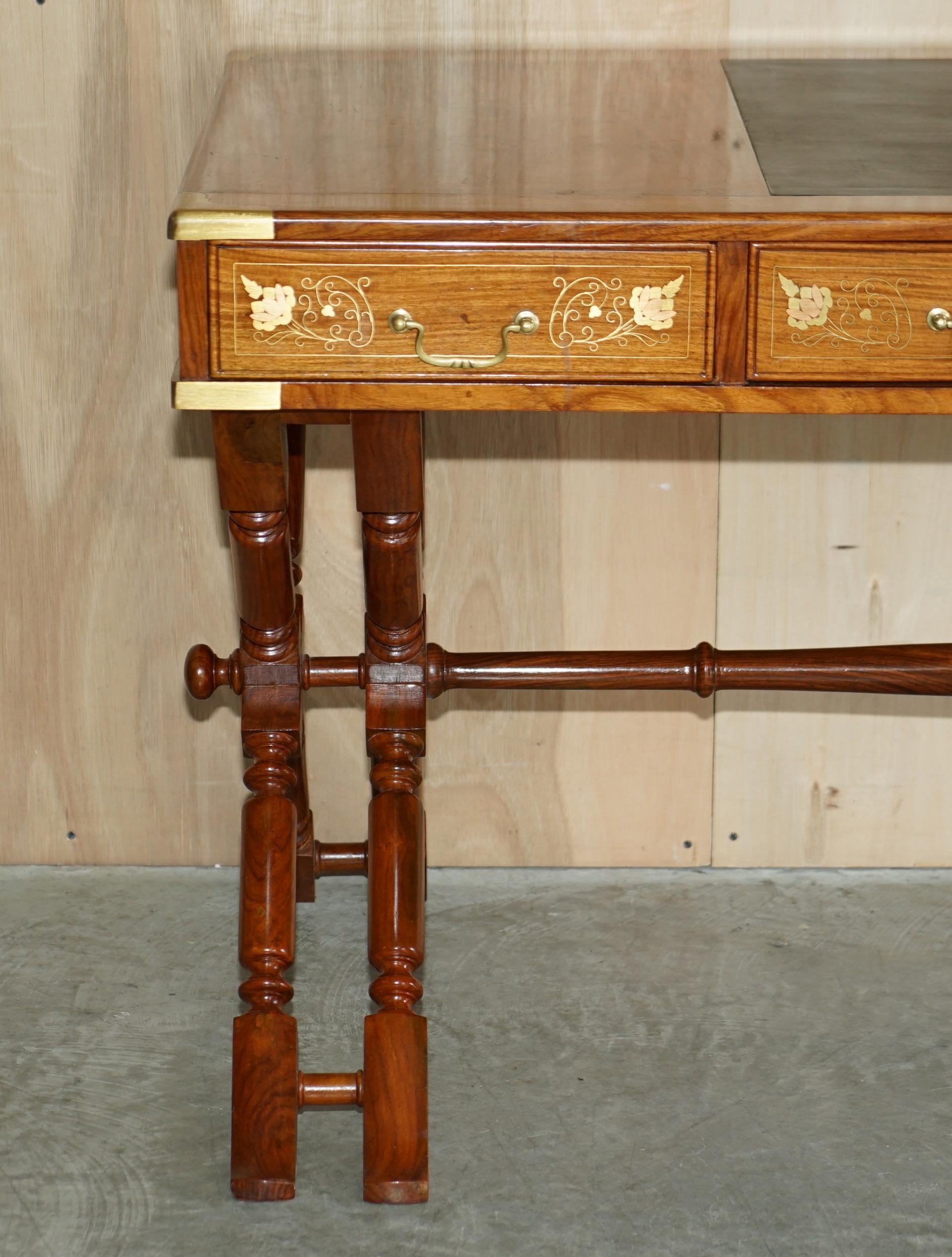 Antiker anglo-indischer Trestle-Schreibtisch und Sessel aus Hartholz und Messing für militärische Kampagne (Indisch) im Angebot